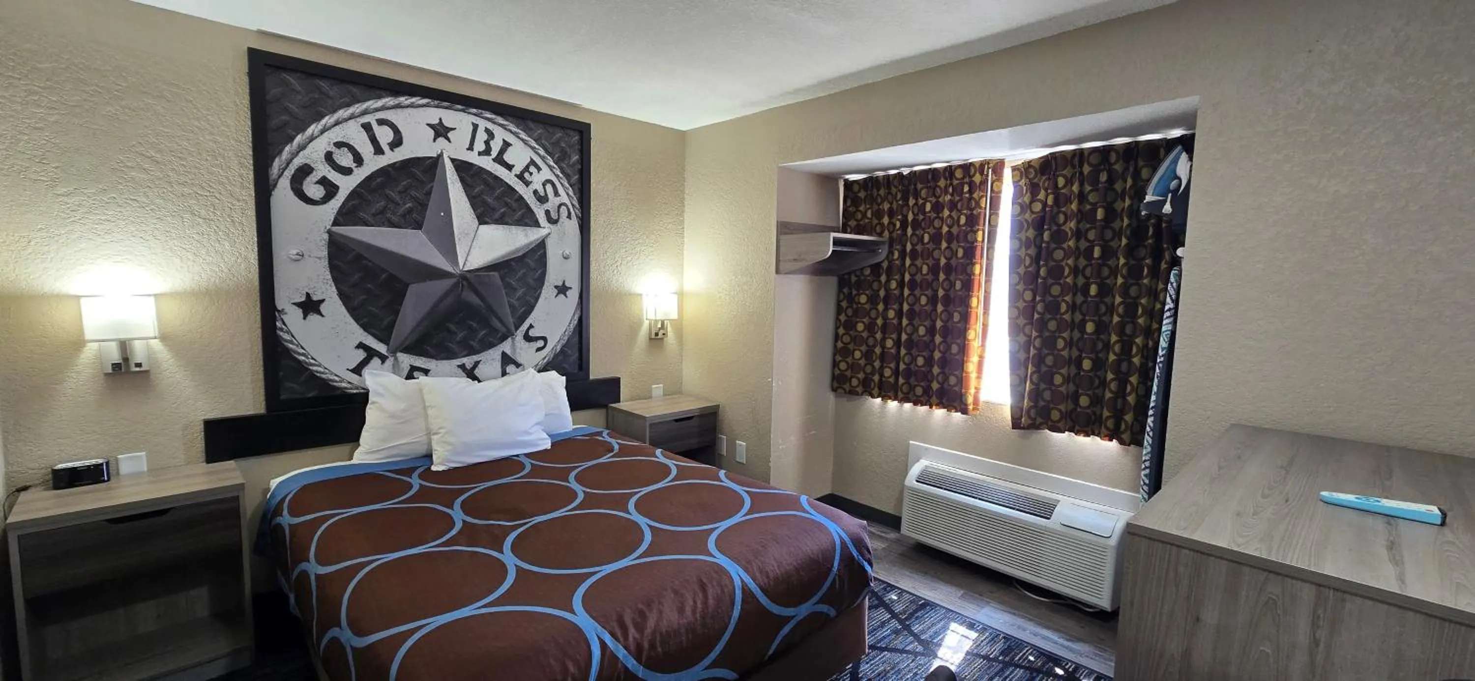 Photo of the whole room, Bed in Super 8 by Wyndham San Antonio Downtown NE