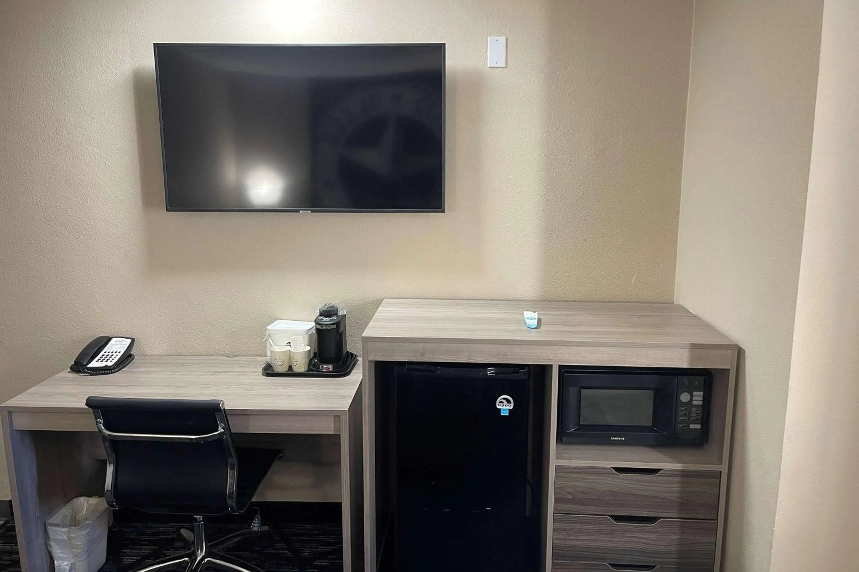 Photo of the whole room in Super 8 by Wyndham San Antonio Downtown NE