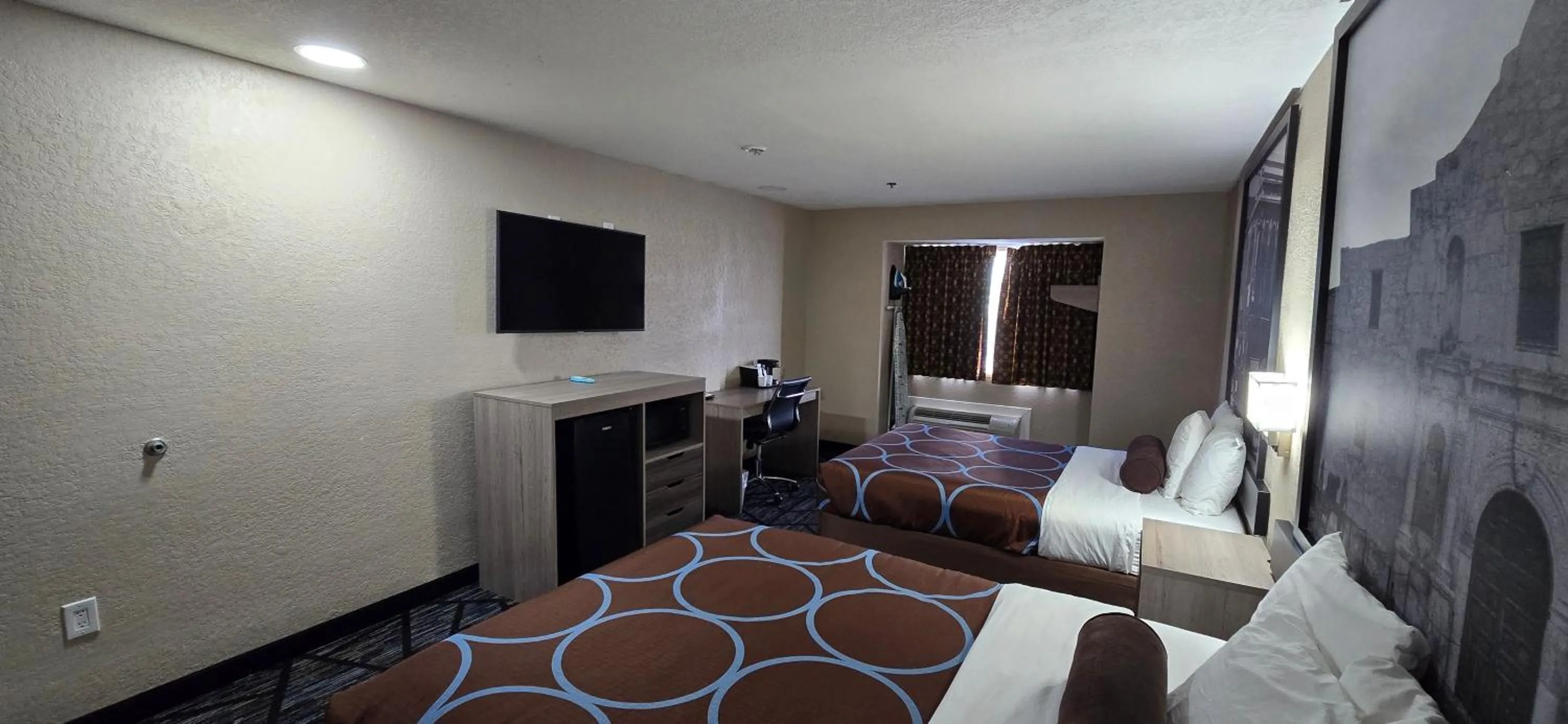 Photo of the whole room, Bed in Super 8 by Wyndham San Antonio Downtown NE