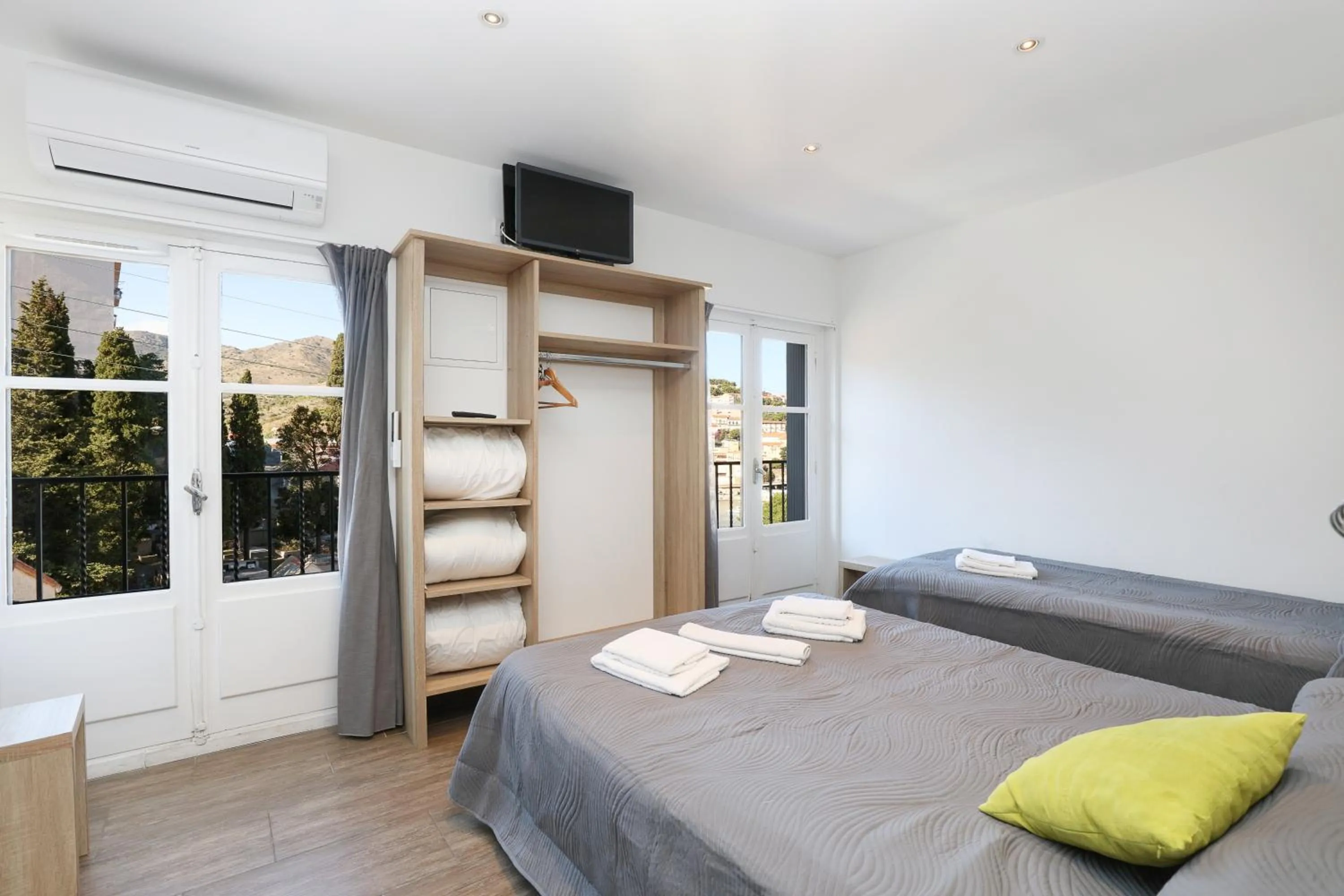 View (from property/room), Bed in Hotel Arago