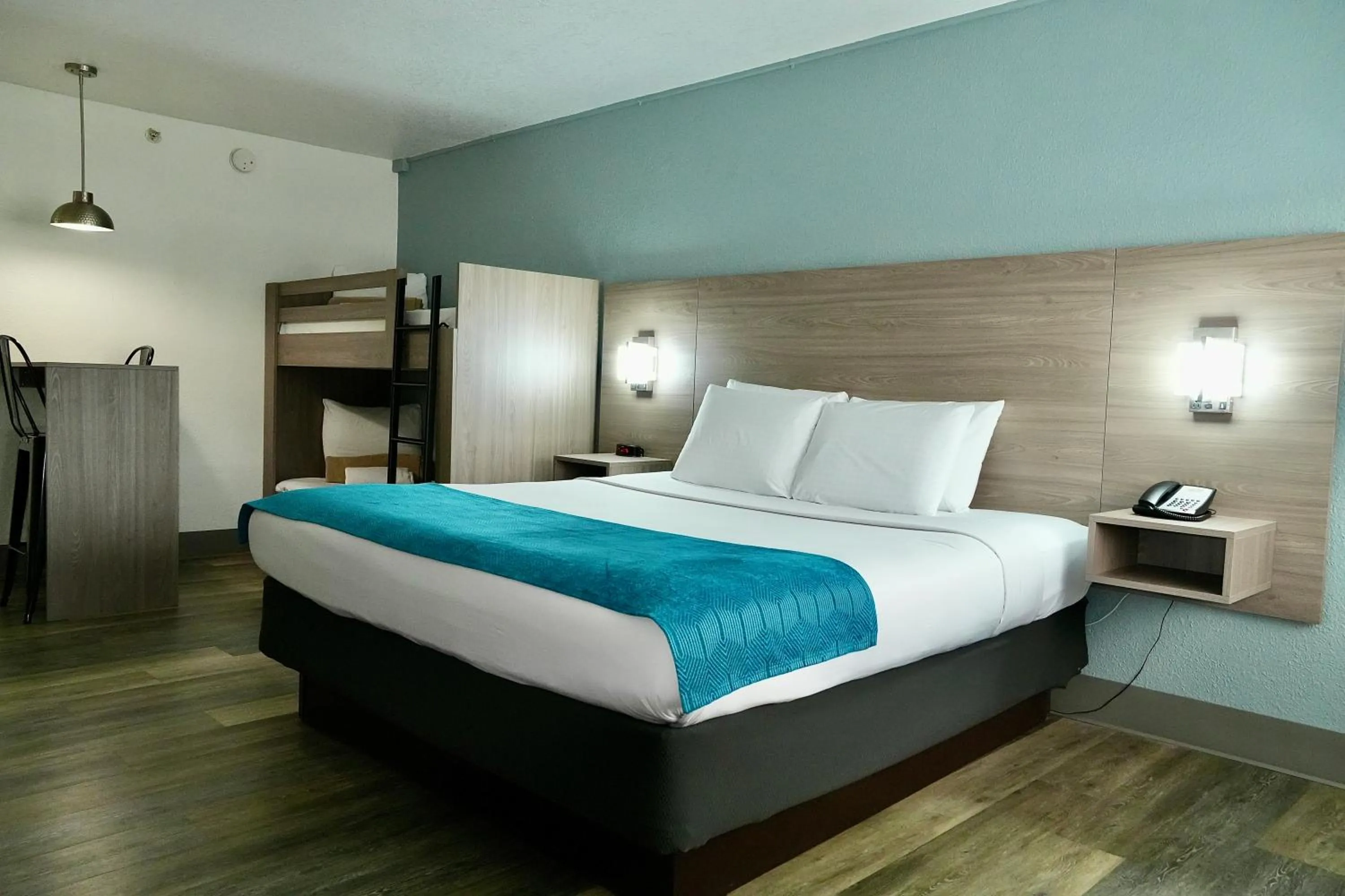 Bedroom, Bed in Coco Key Hotel & Water Park Resort