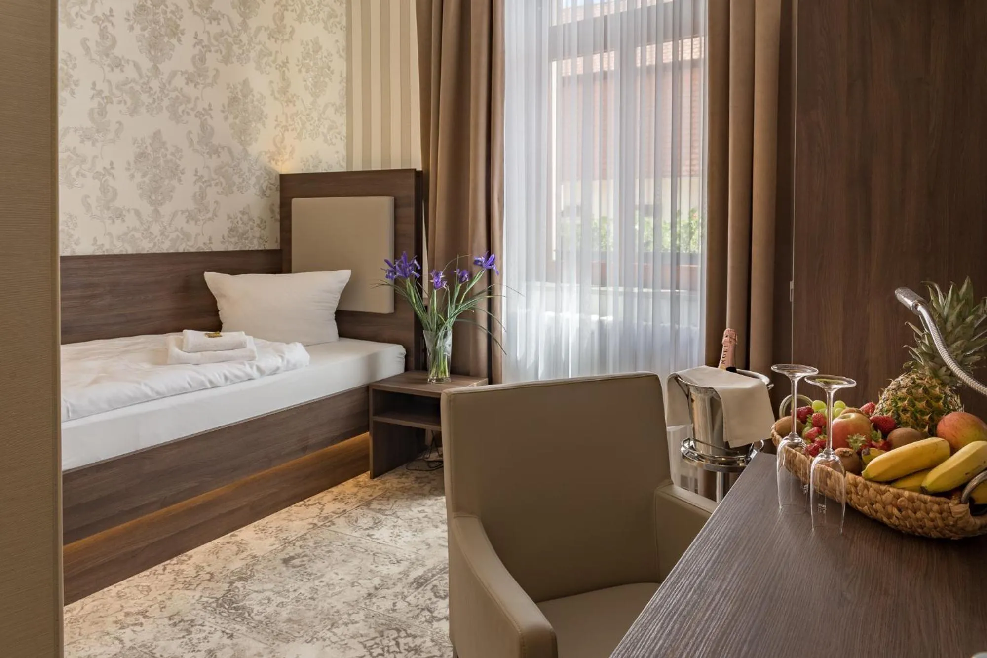 Bedroom, Bed in Hotel Schwarzer Adler Tangermünde