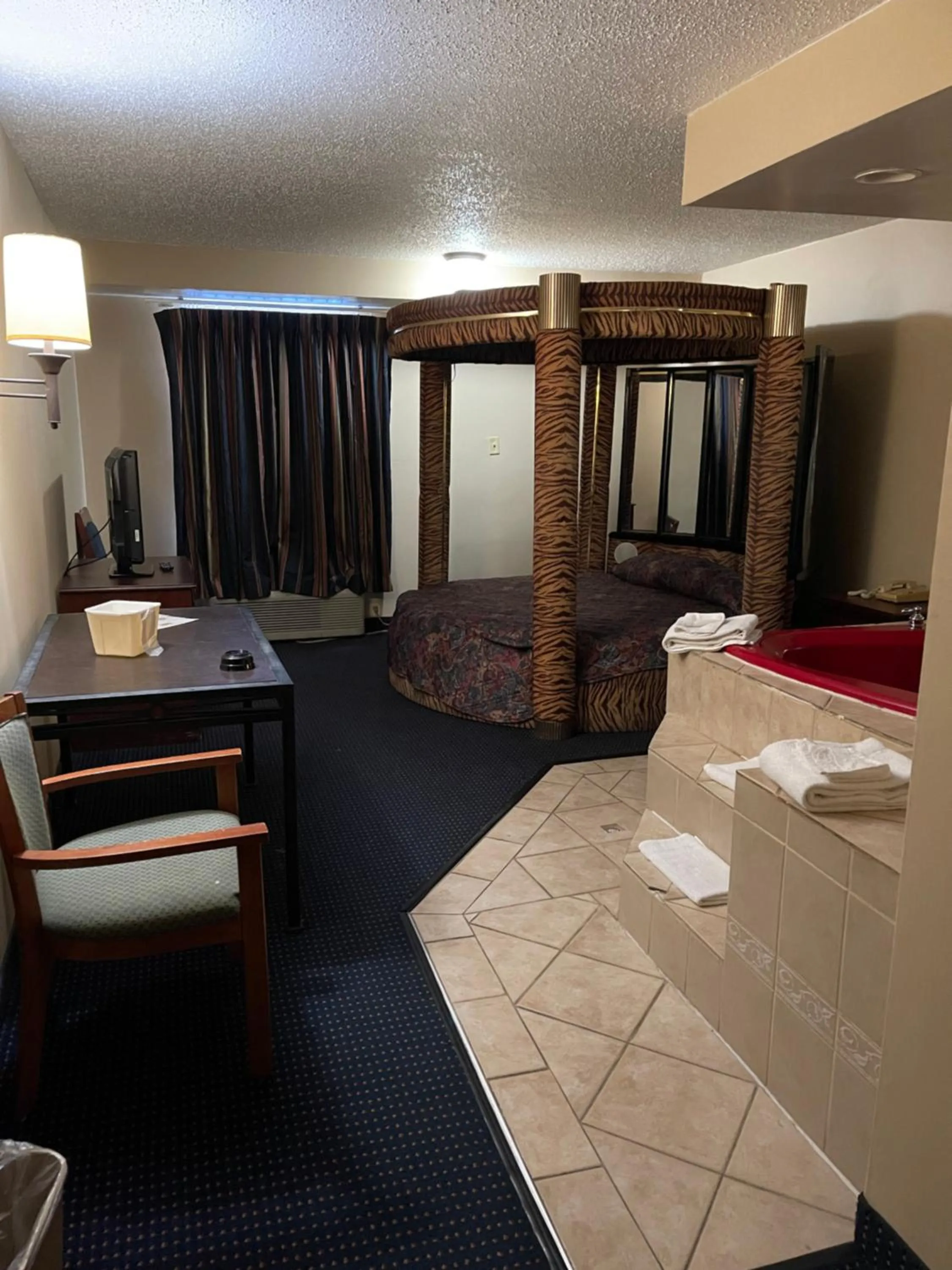 Hot Tub, Bed in Budget Inn Temple Hills