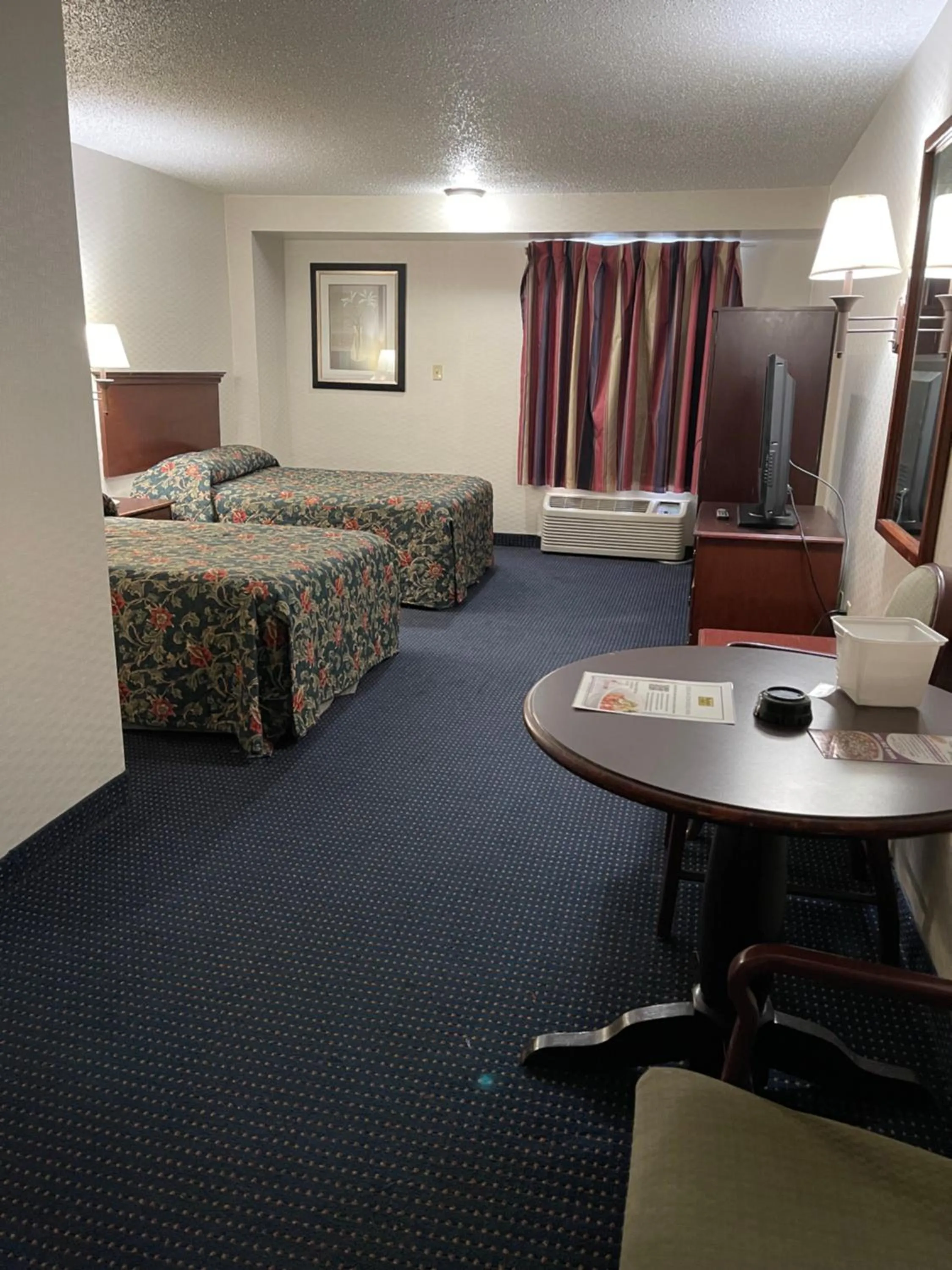 Photo of the whole room, Bed in Budget Inn Temple Hills