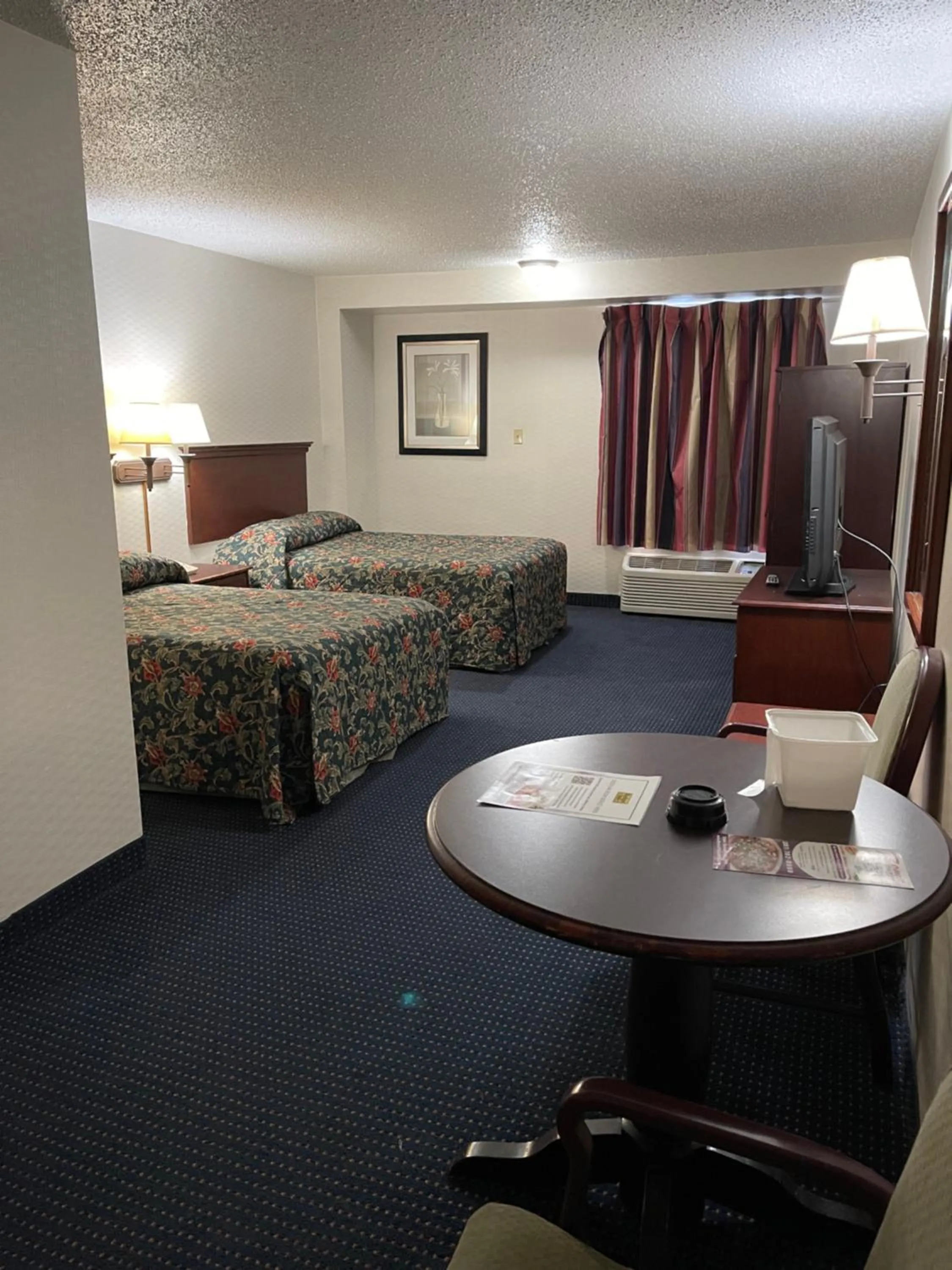 Photo of the whole room, Bed in Budget Inn Temple Hills