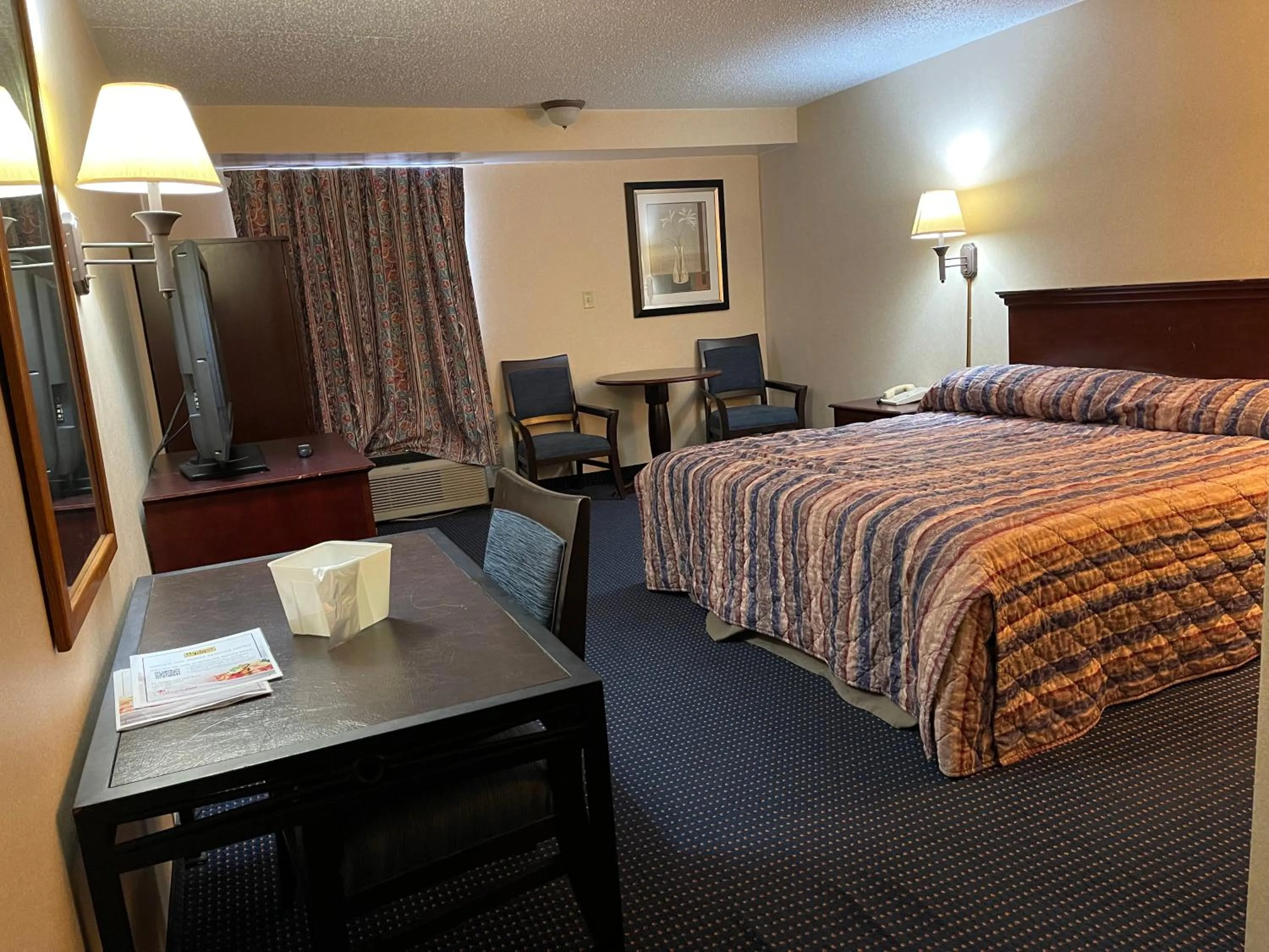 Photo of the whole room, Bed in Budget Inn Temple Hills