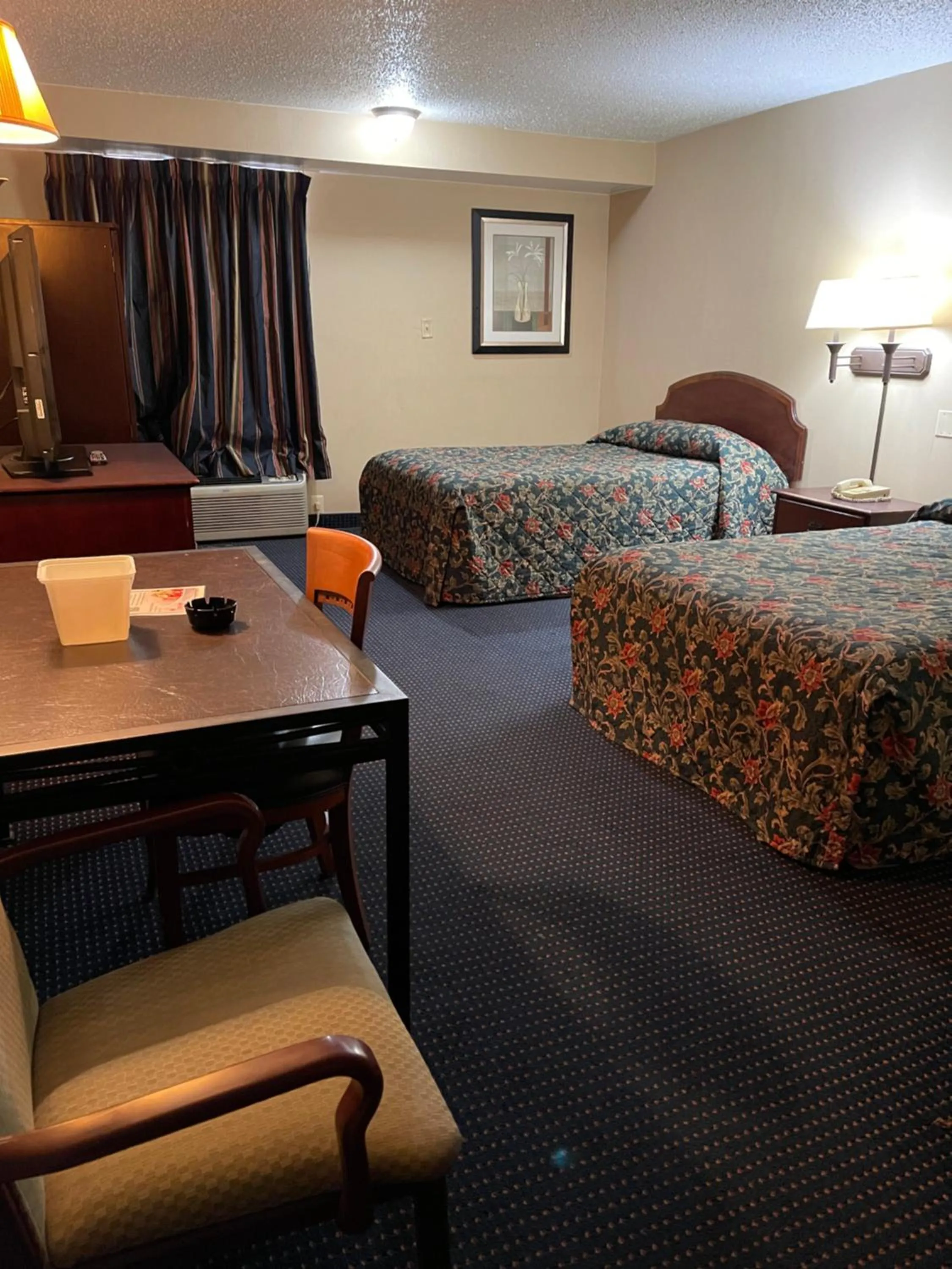 Photo of the whole room, Bed in Budget Inn Temple Hills