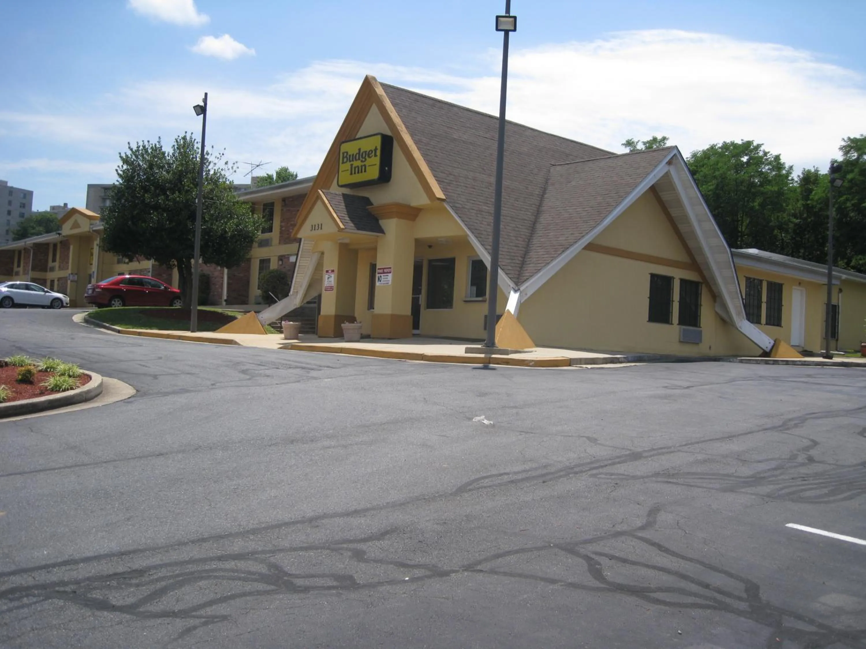 Property building in Budget Inn Temple Hills