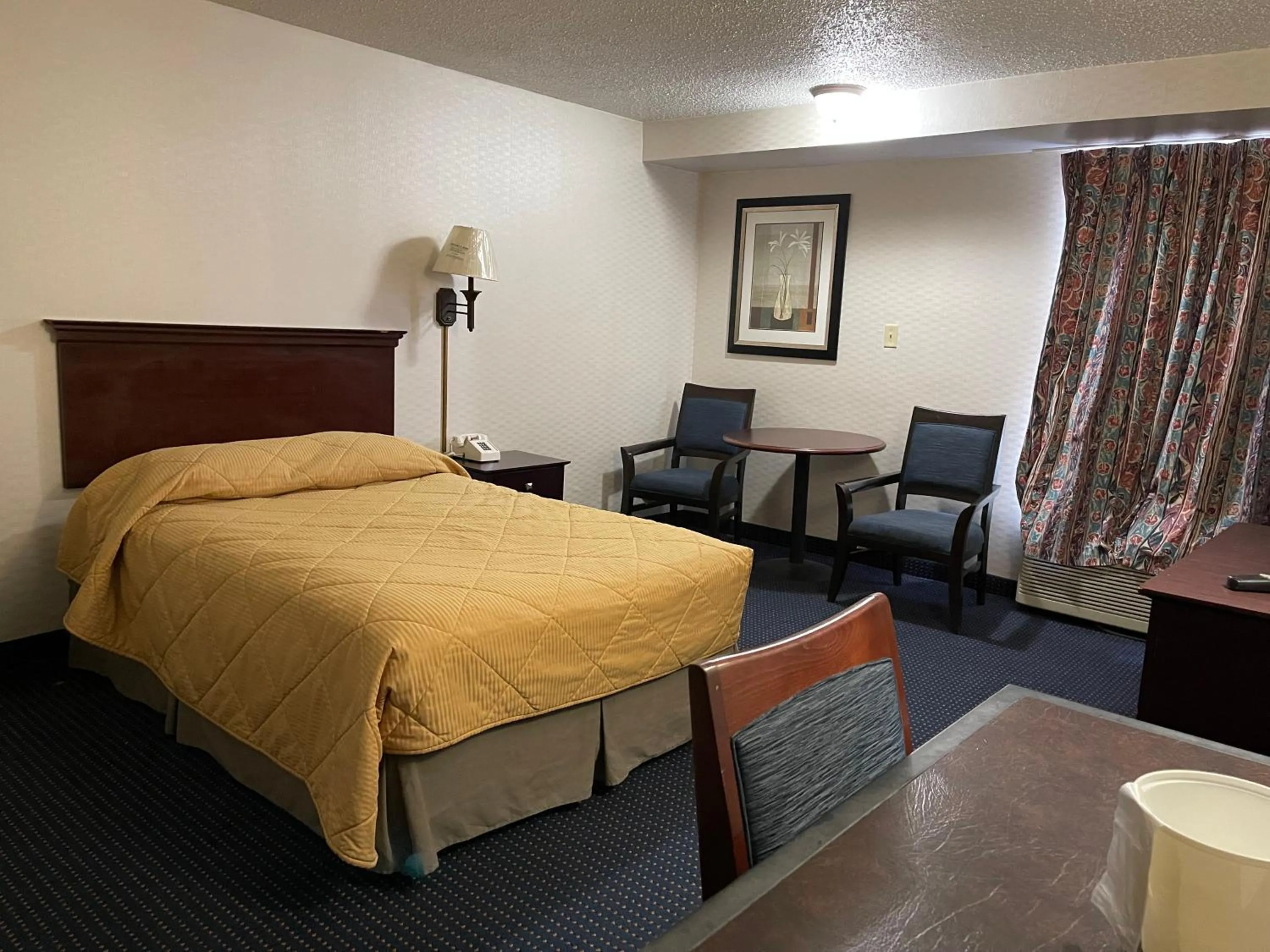 Photo of the whole room, Bed in Budget Inn Temple Hills