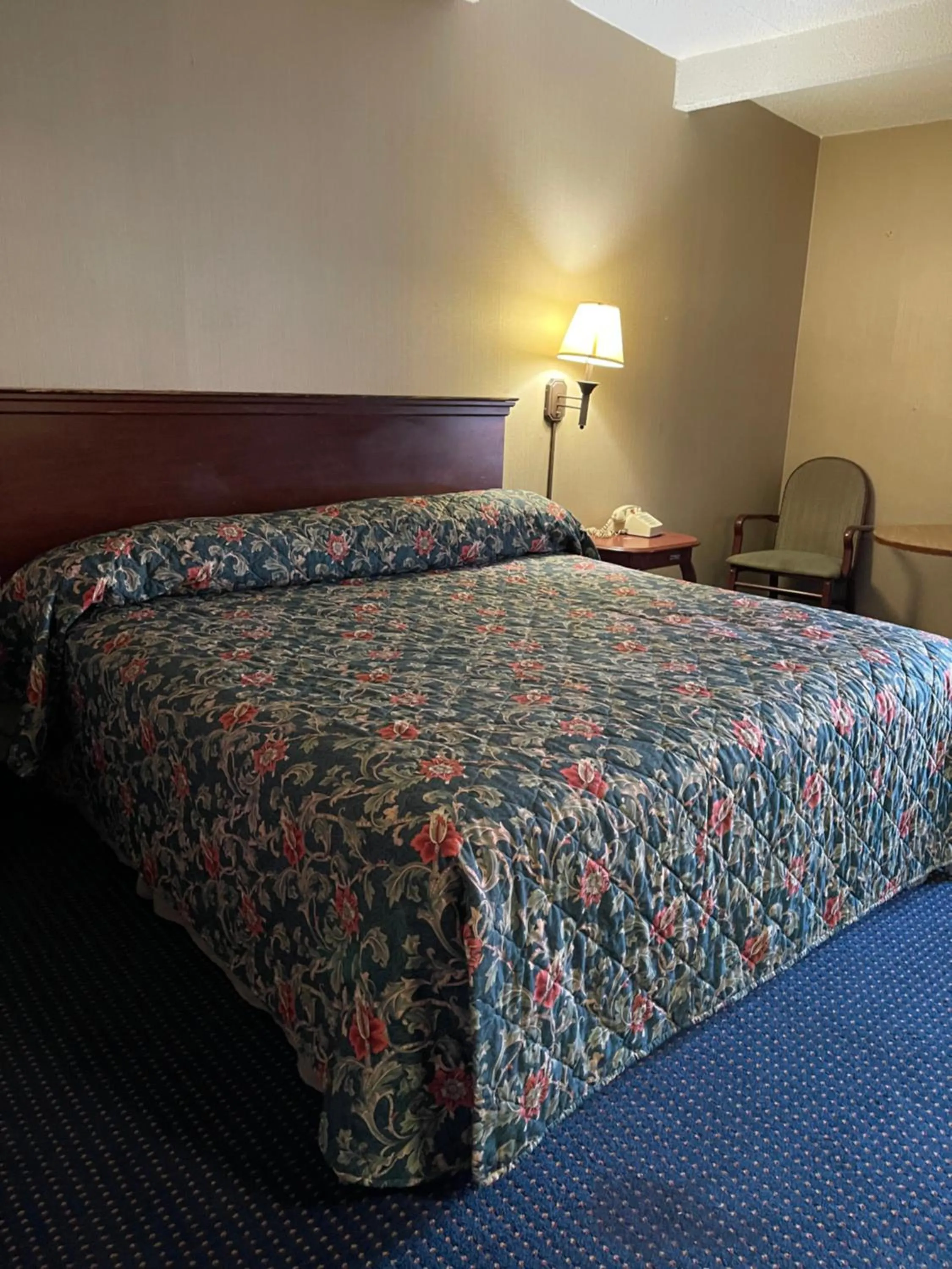 Bedroom, Bed in Budget Inn Temple Hills