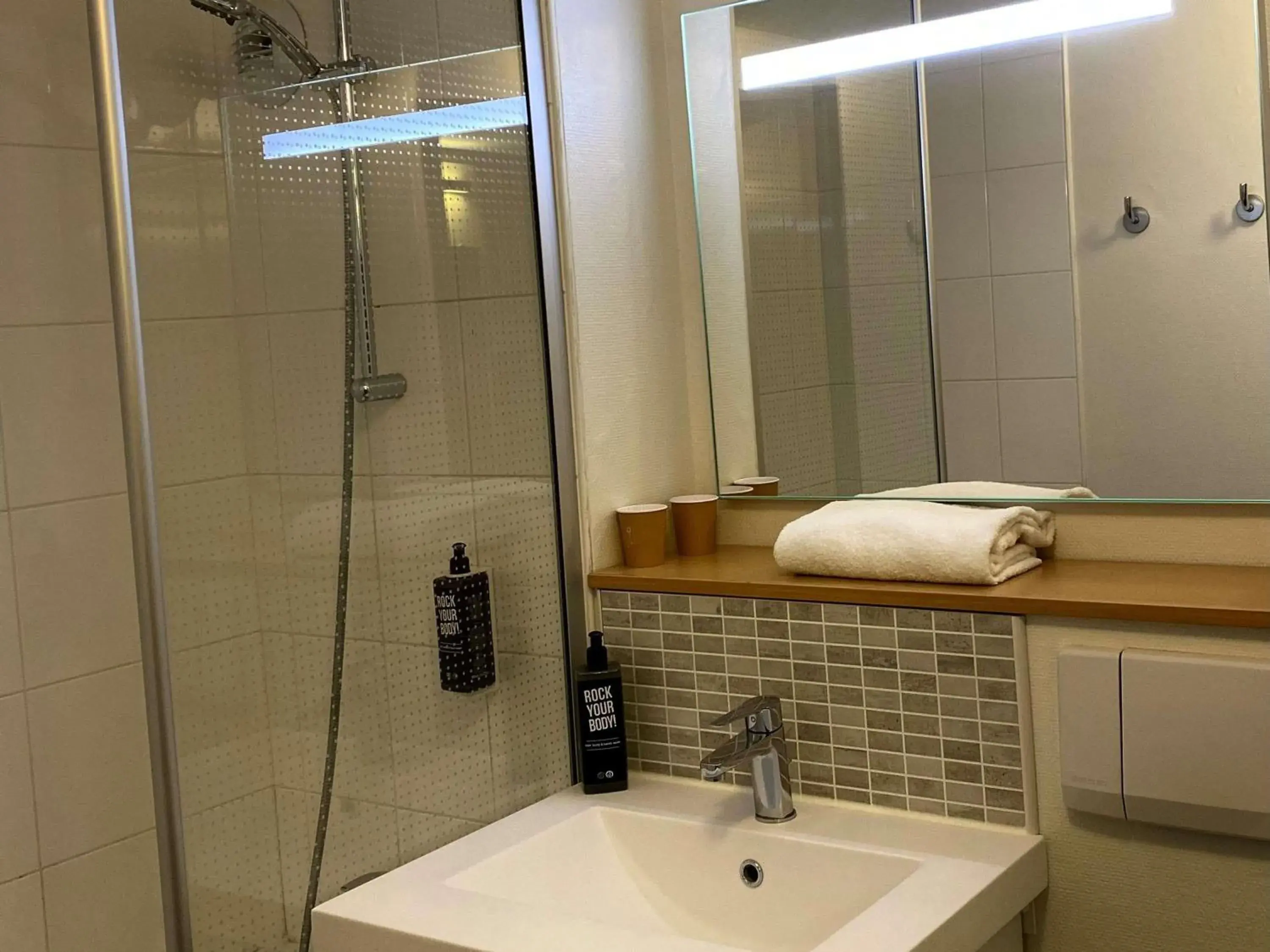 Standard Double Room in IBIS Lyon Sud Chasse Sur Rhône Standard Double Room in IBIS Lyon Sud Chasse Sur Rhône