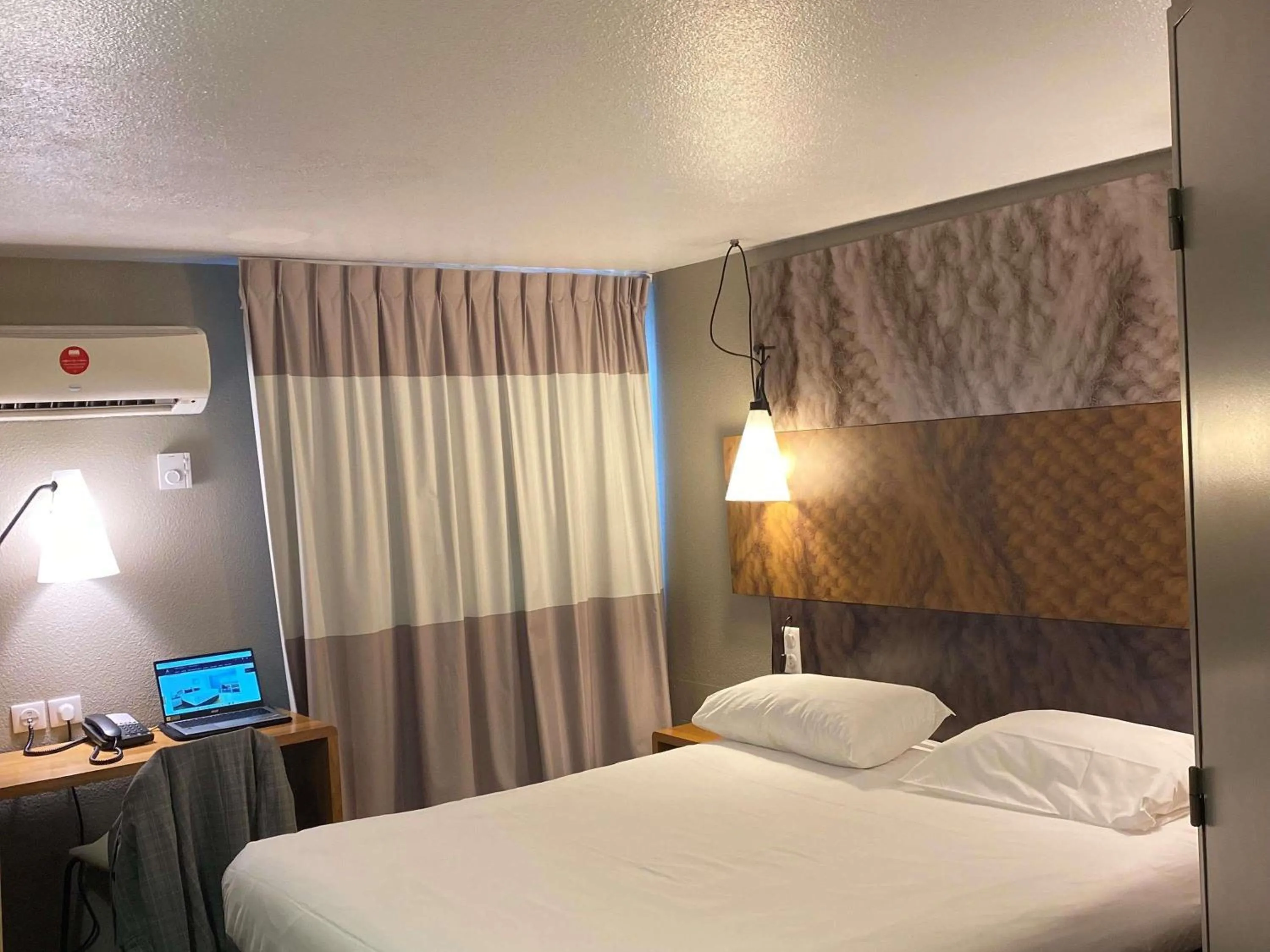 Bedroom, Bed in IBIS Lyon Sud Chasse Sur Rhône