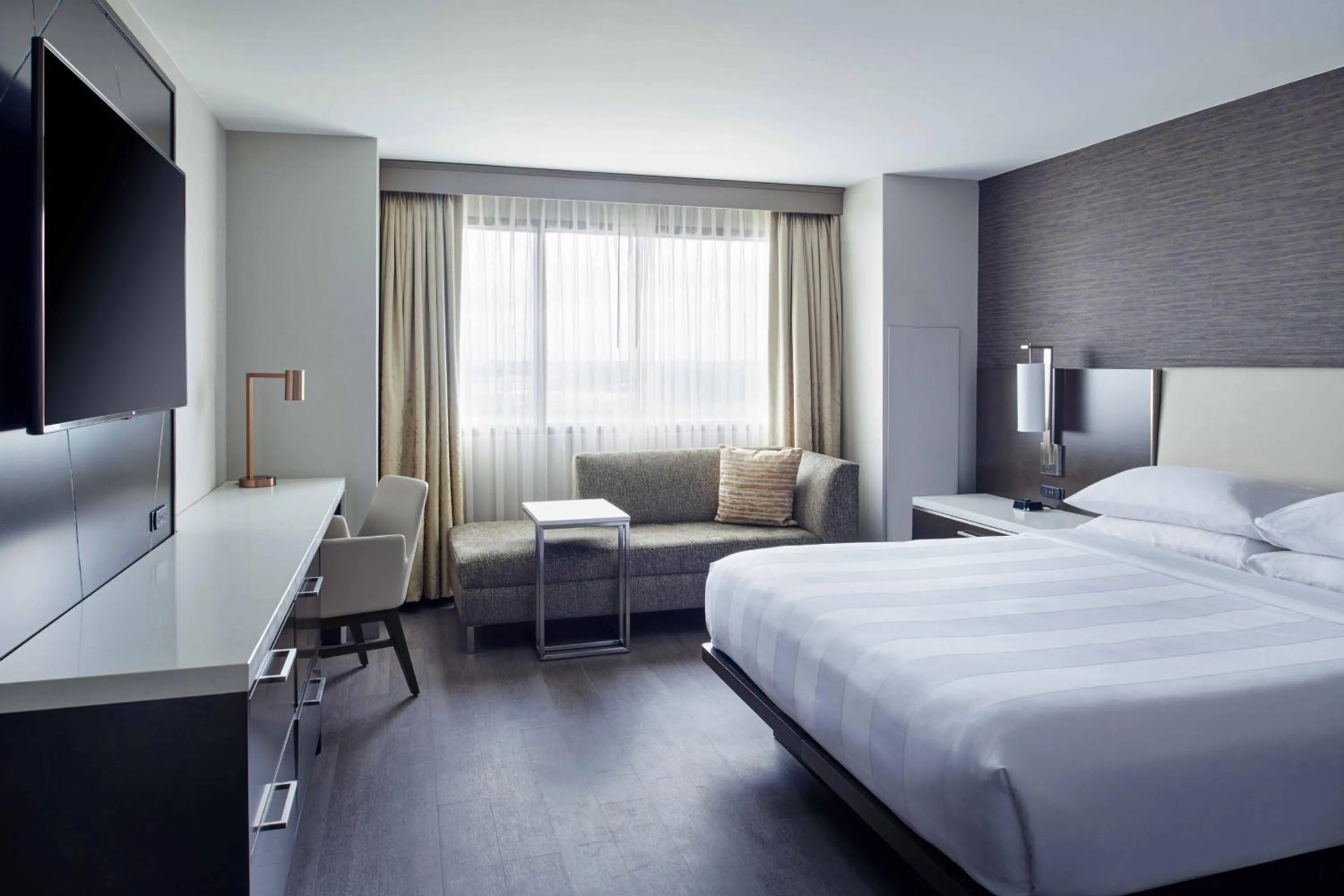 Photo of the whole room, Bed in Detroit Marriott Troy