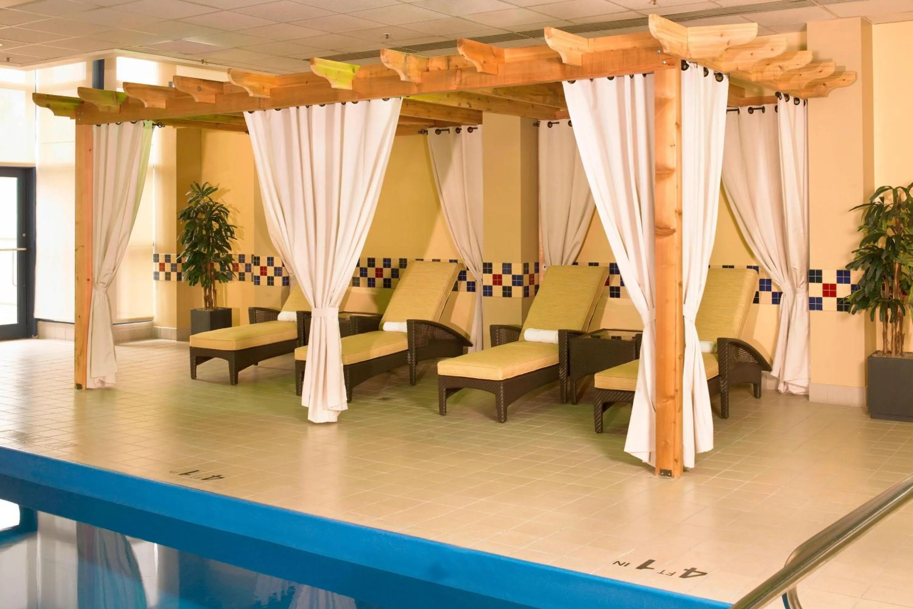 Swimming pool in Detroit Marriott Troy