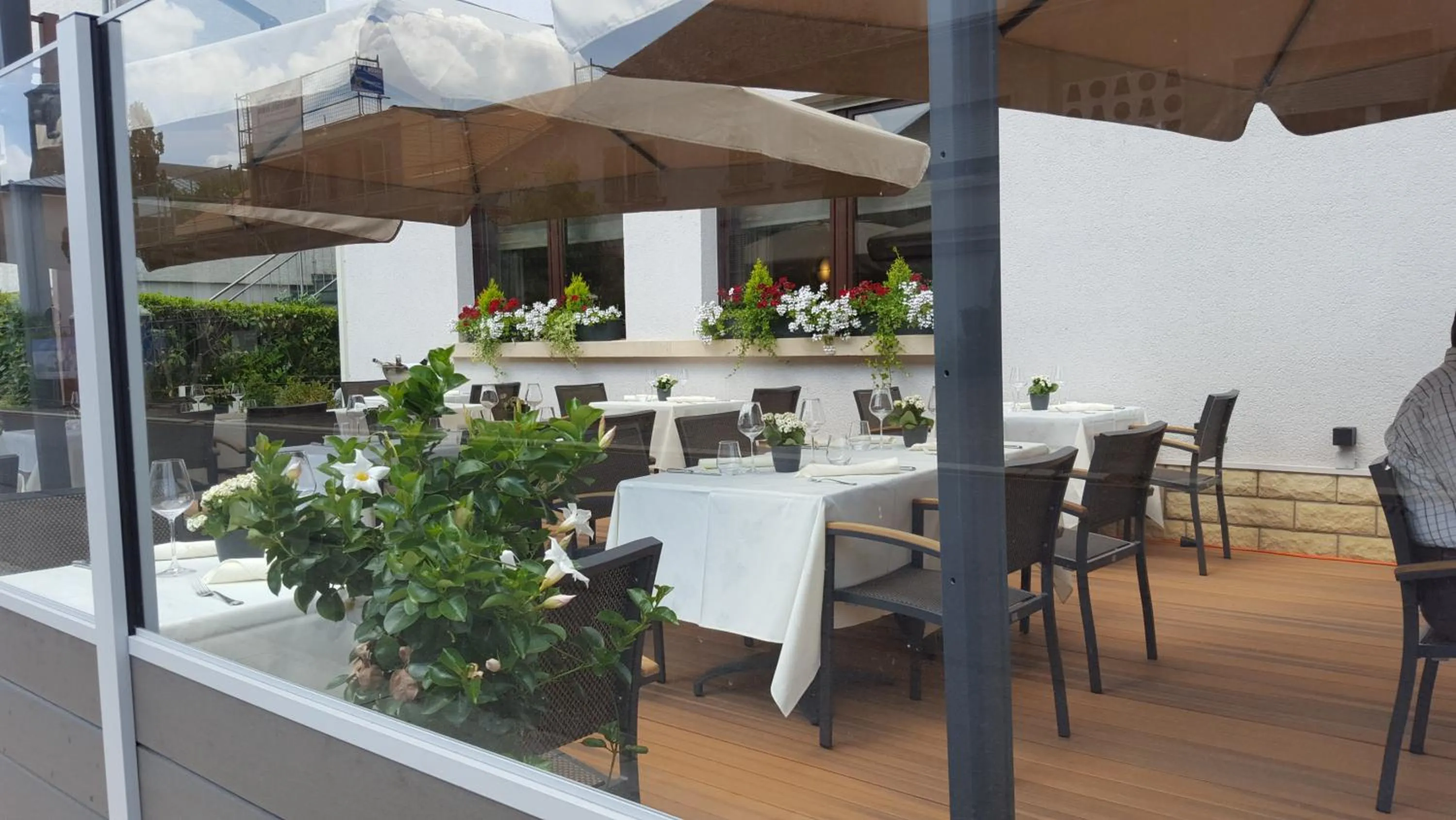 Property building in Hotel Re'ser Stuff