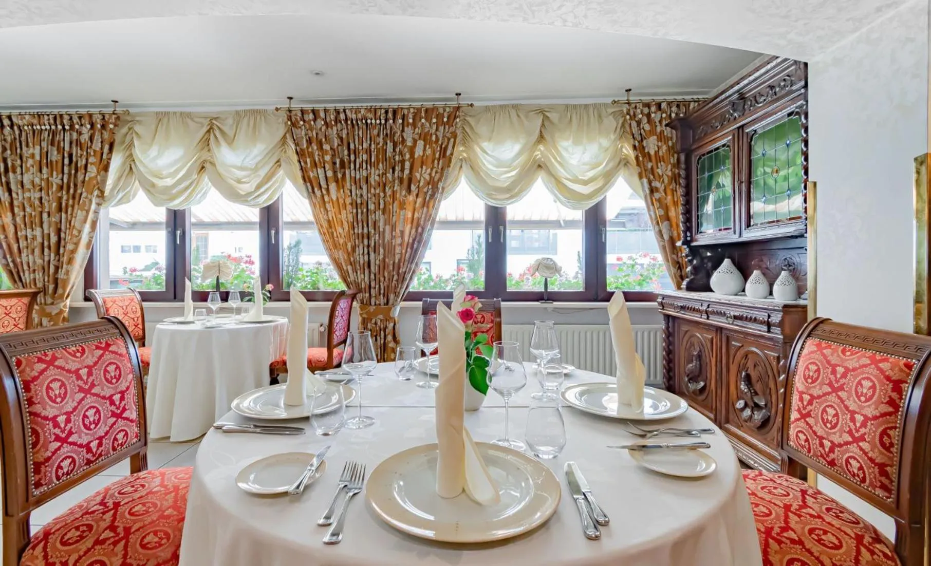 Restaurant/places to eat in Hotel Re'ser Stuff