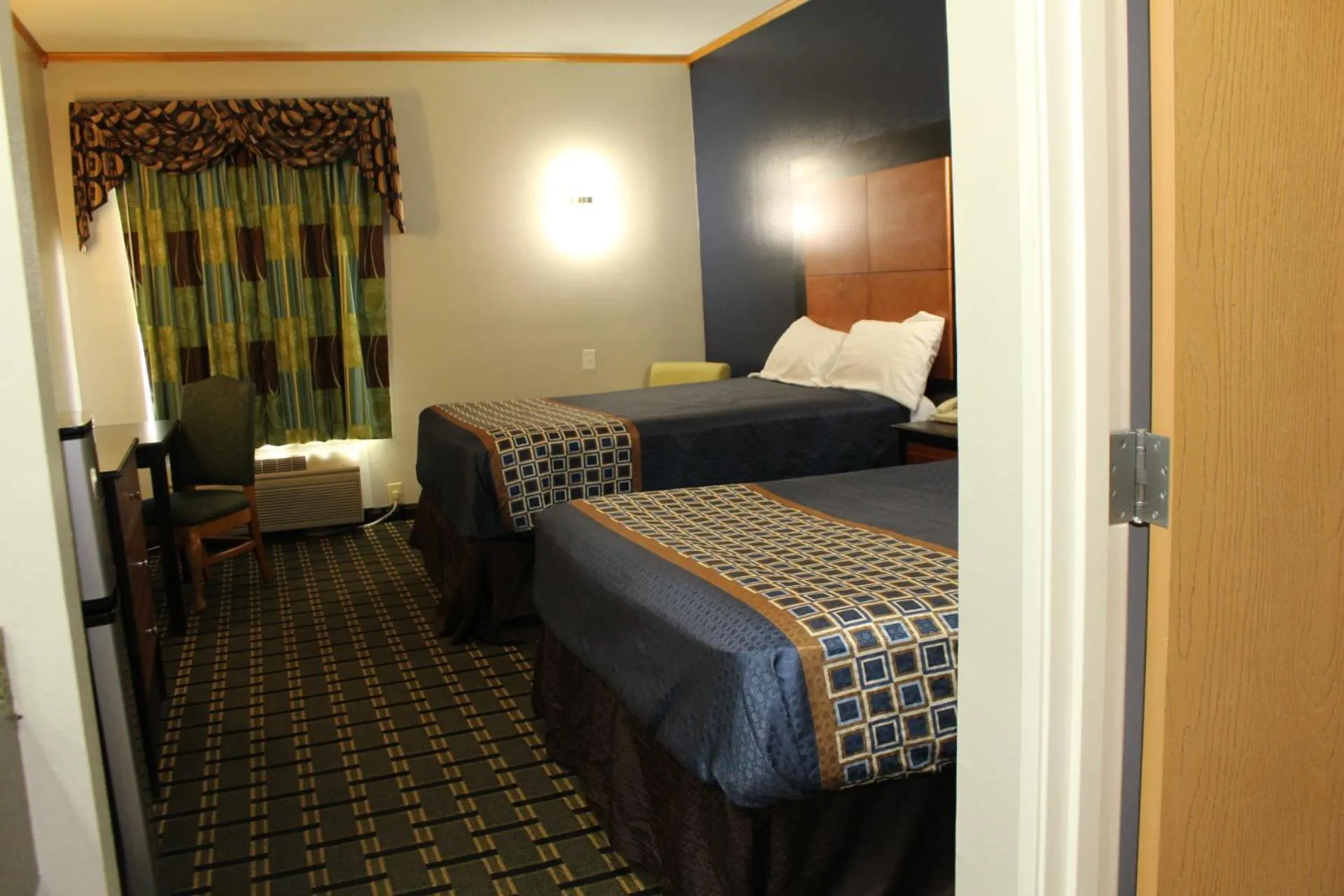 Photo of the whole room, Bed in Home Gate Inn & Suites