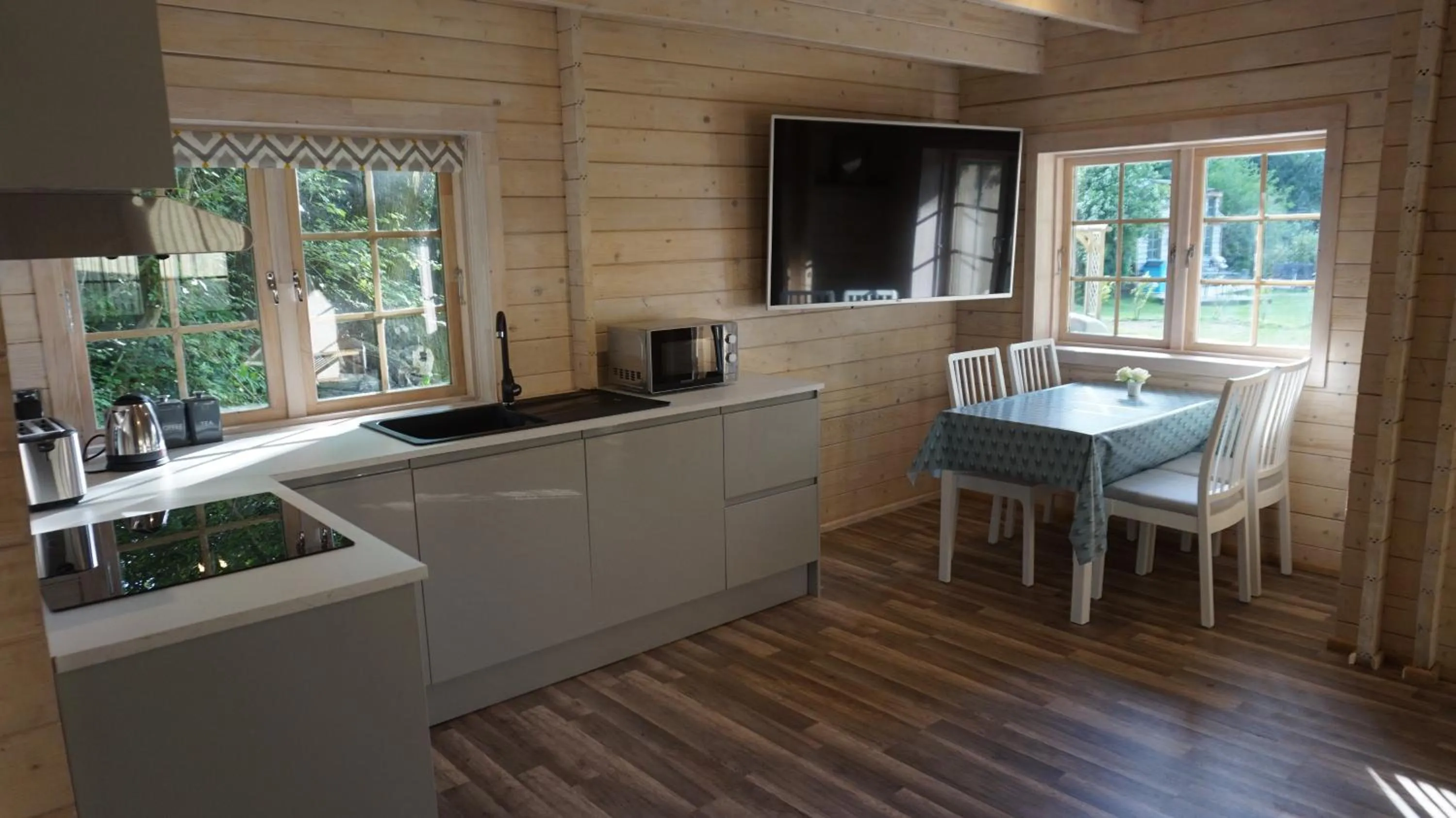 The Secret Cottage & Hideaway Caravan