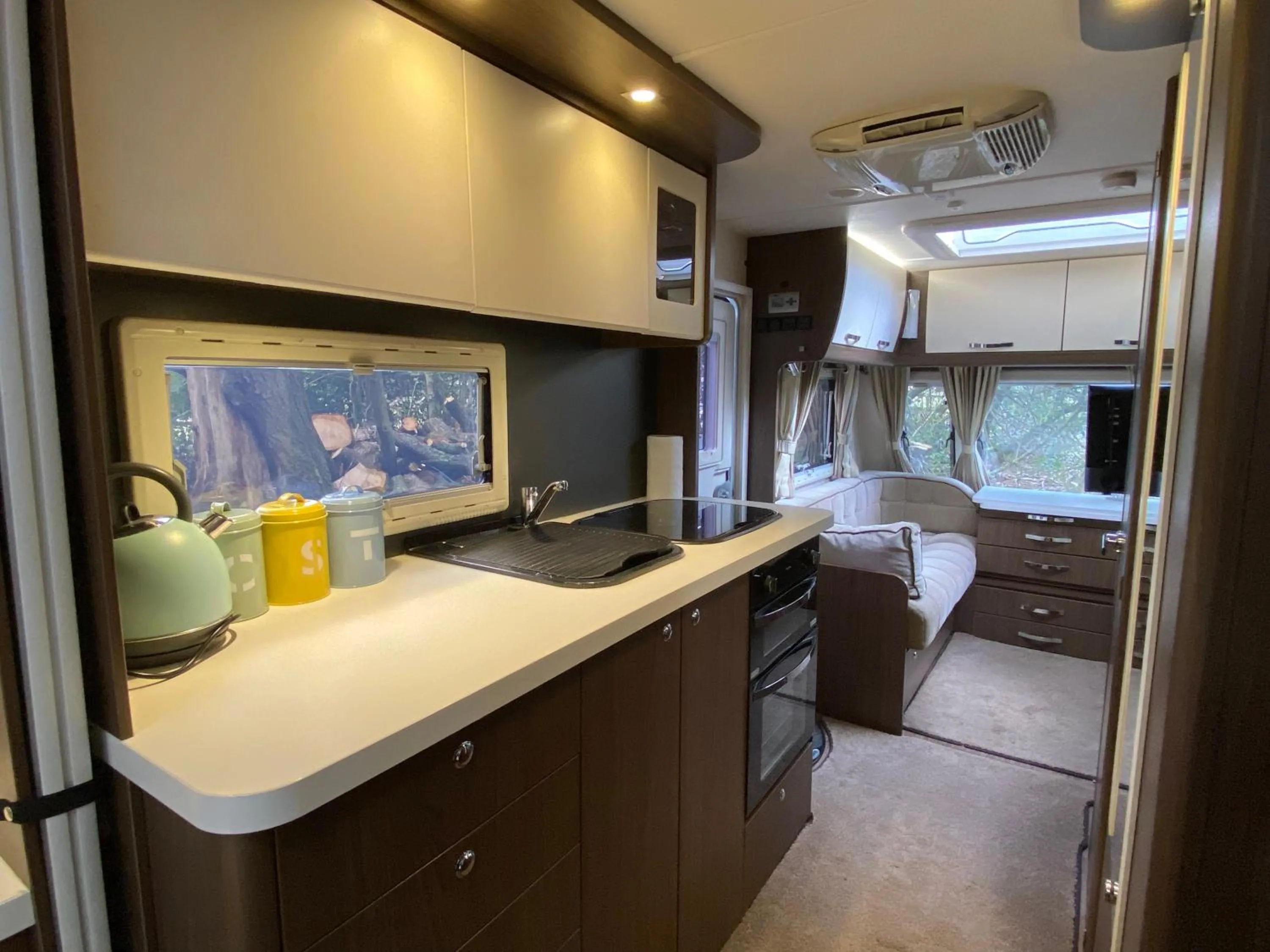 Kitchen or kitchenette in The Secret Cottage & Hideaway Caravan