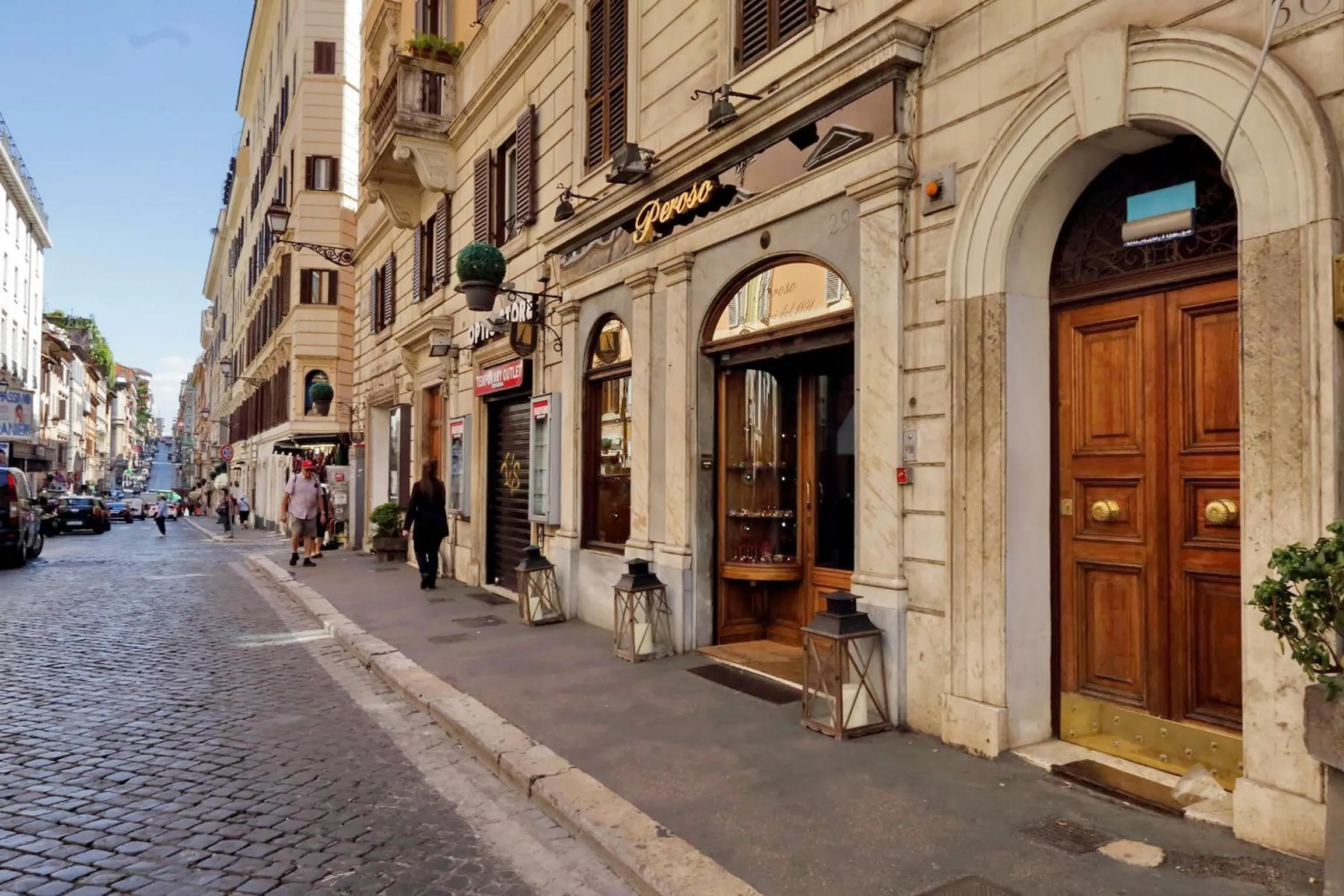Facade/entrance in Sistina