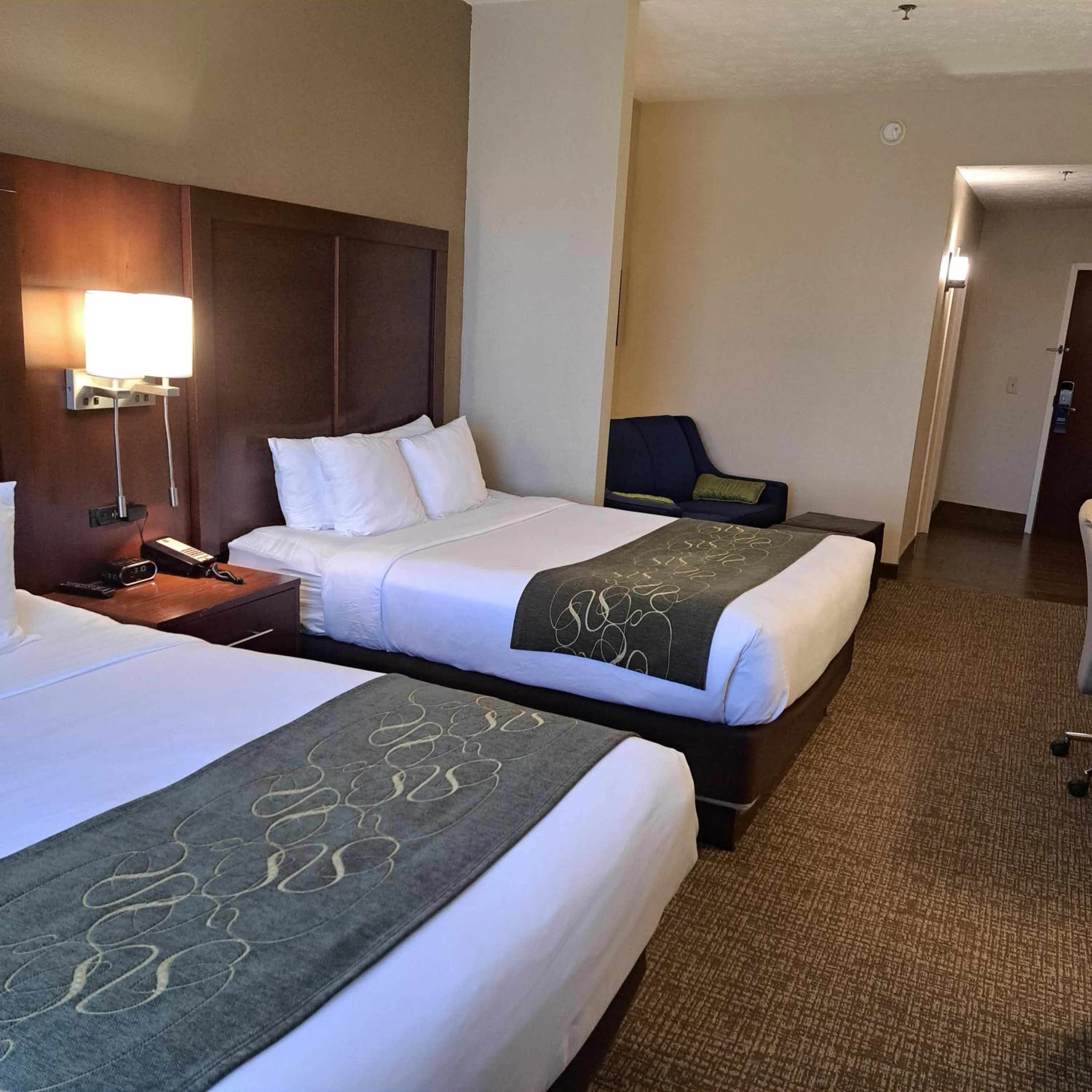 Bedroom in Comfort Suites Nashville near Percy Priest Lake