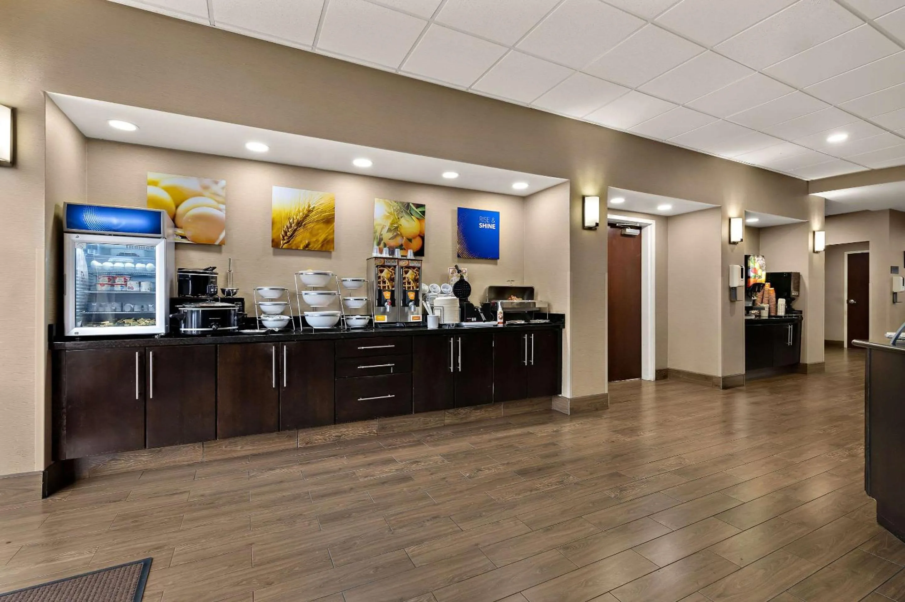 Breakfast in Comfort Suites Nashville near Percy Priest Lake