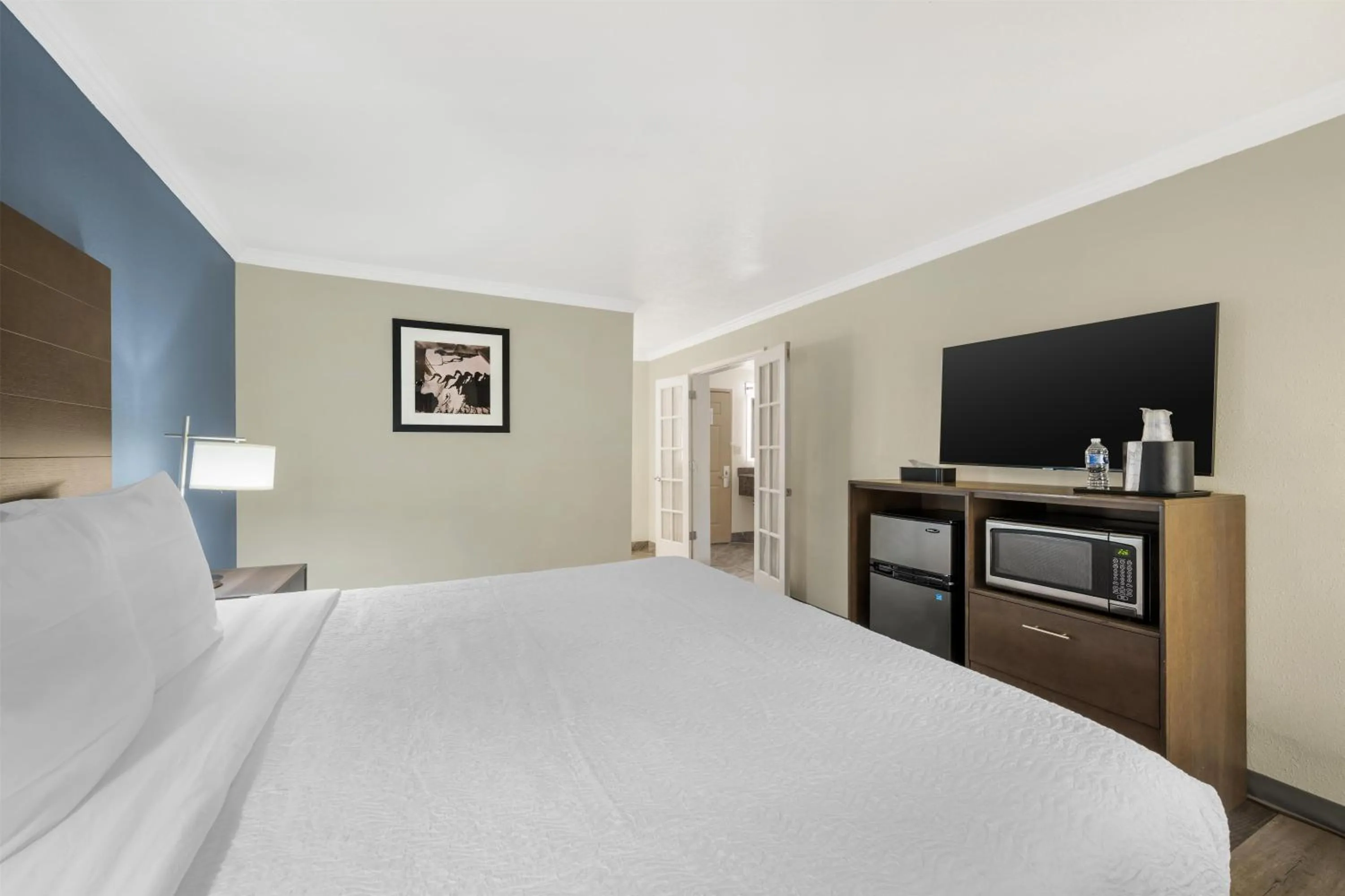 Photo of the whole room, Bed in Best Western Airport Albuquerque InnSuites Hotel & Suites