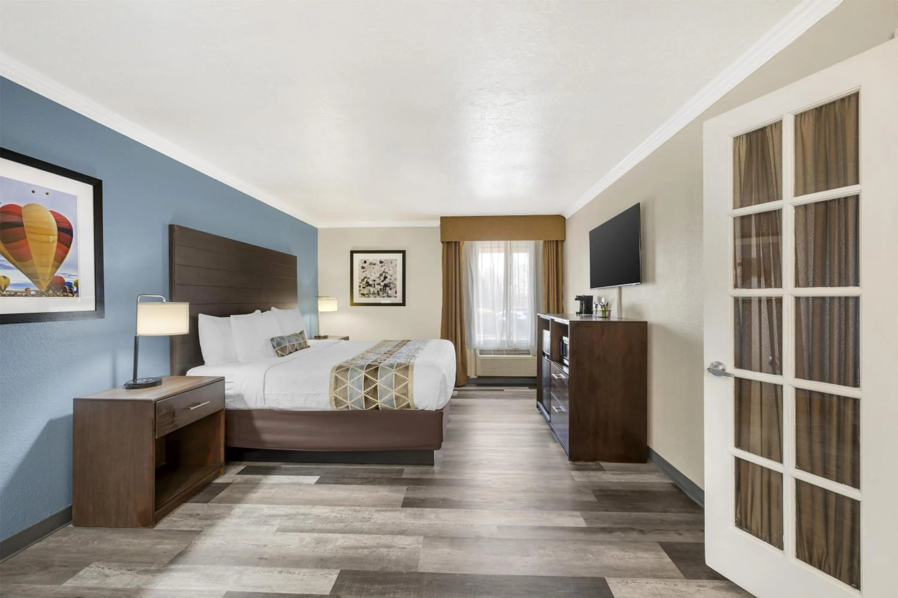 Photo of the whole room, Bed in Best Western Airport Albuquerque InnSuites Hotel & Suites