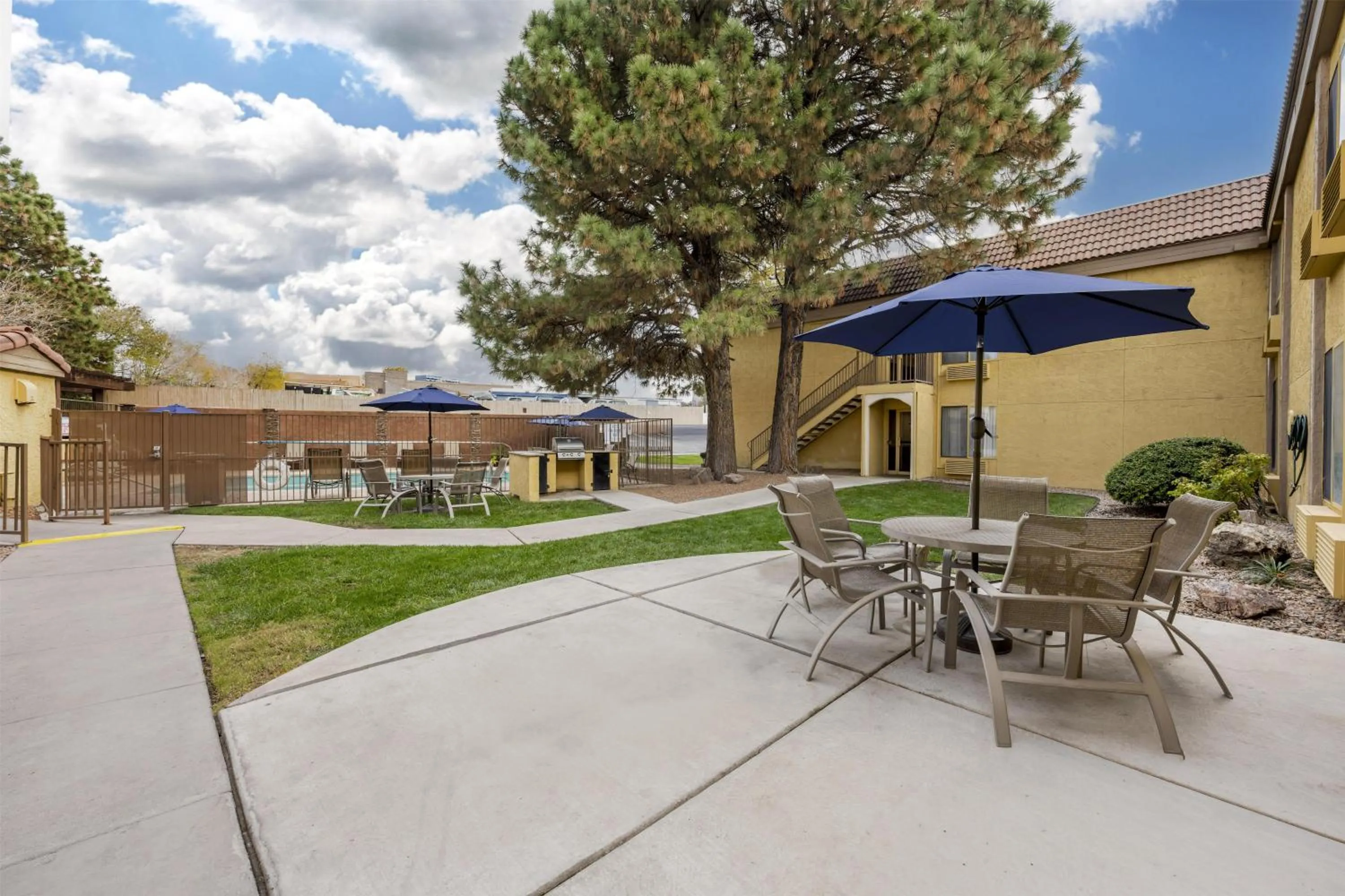 Property building in Best Western Airport Albuquerque InnSuites Hotel & Suites