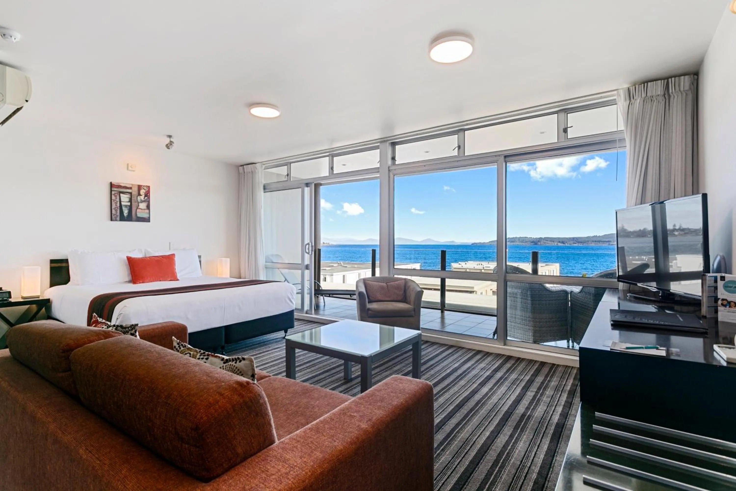 TV and multimedia, Bed in The Reef Resort