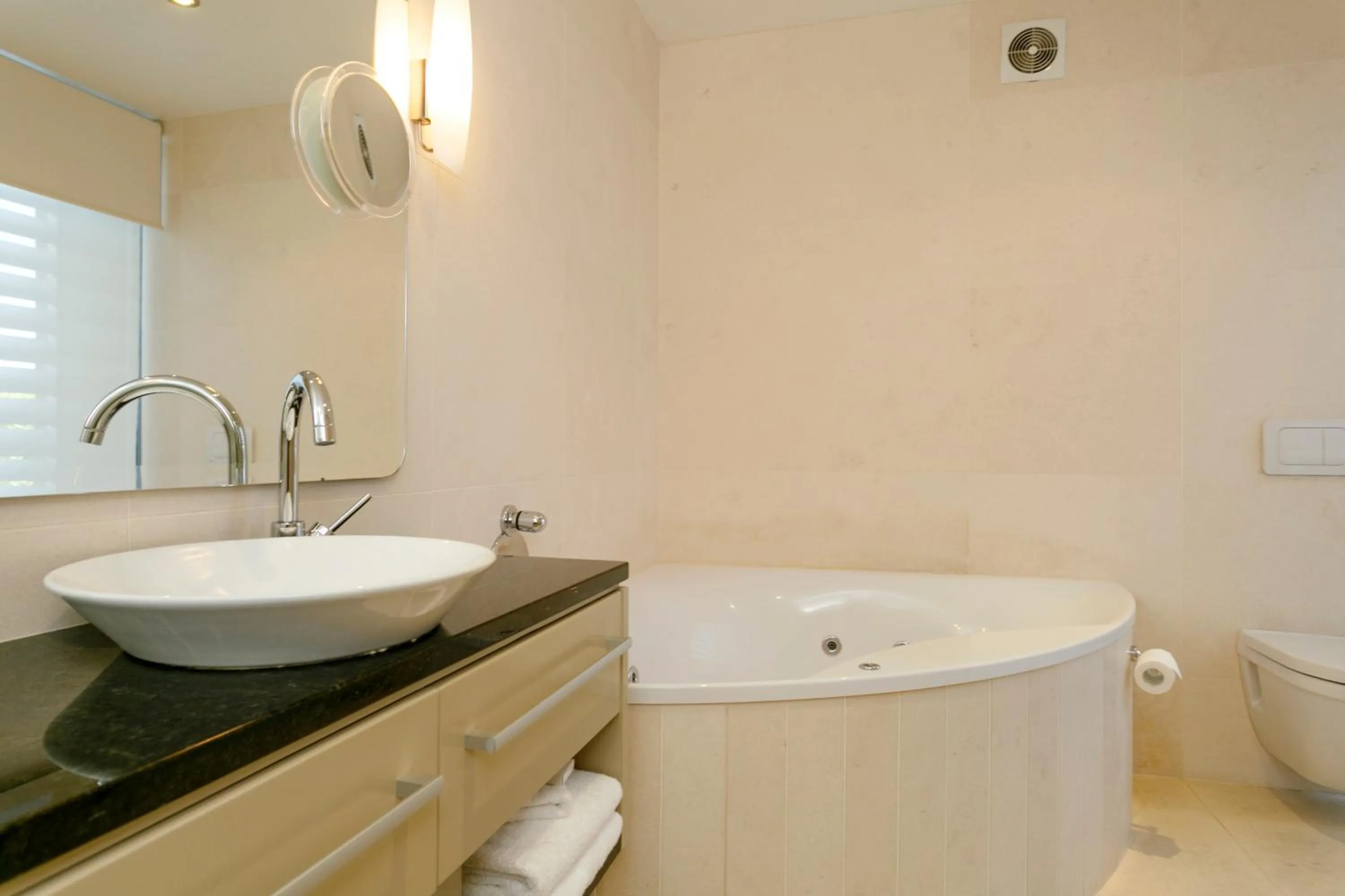 Hot Tub in The Reef Resort