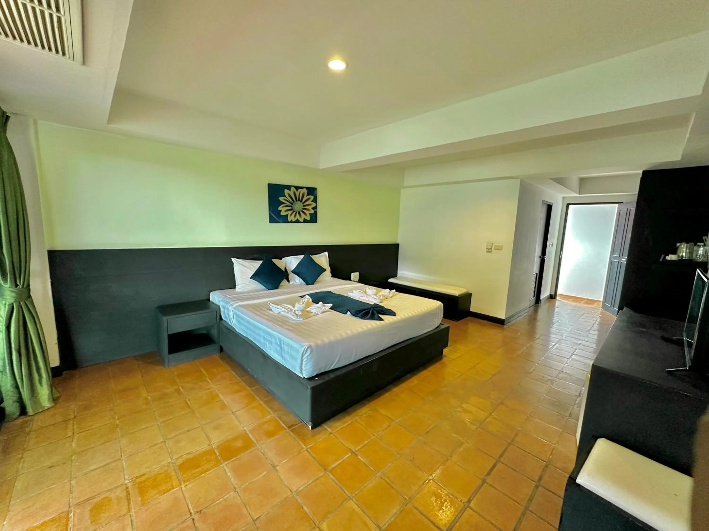 Photo of the whole room, Bed in APK Resort Patong