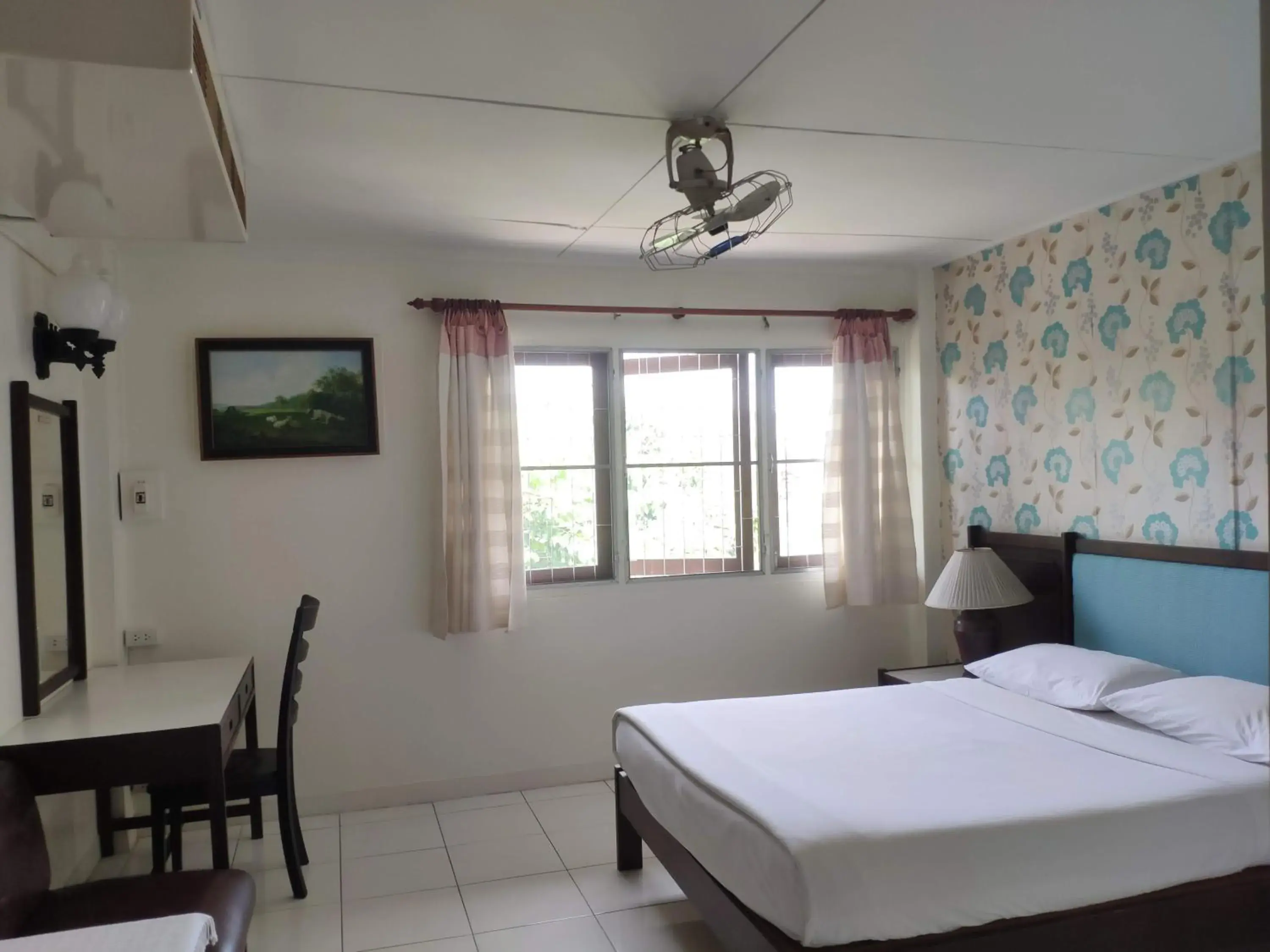 Standard Double Room with Fan in Changpuak Hotel Standard Double Room with Fan in Changpuak Hotel