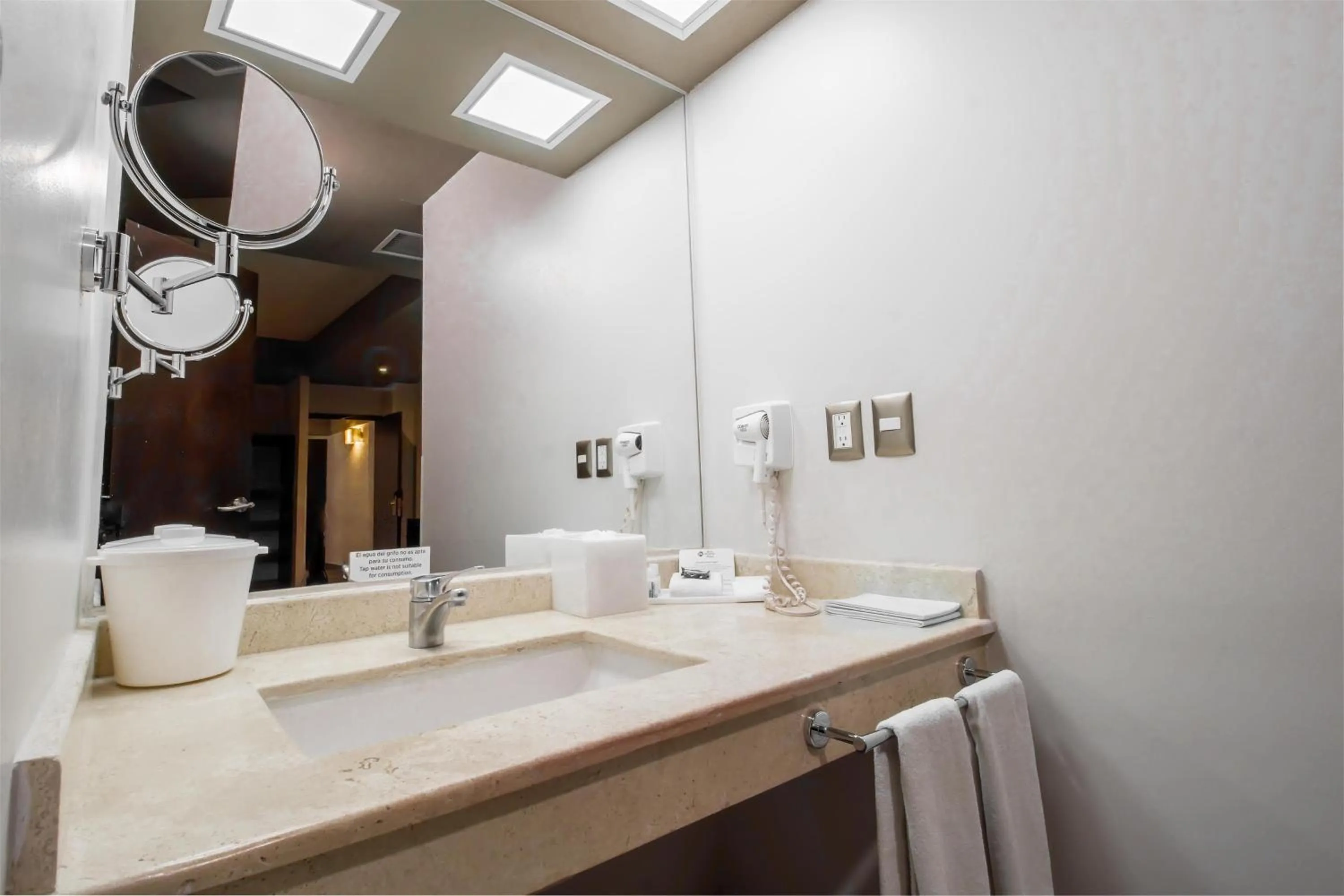 Bathroom in Best Western Plus Santa Cecilia Pachuca