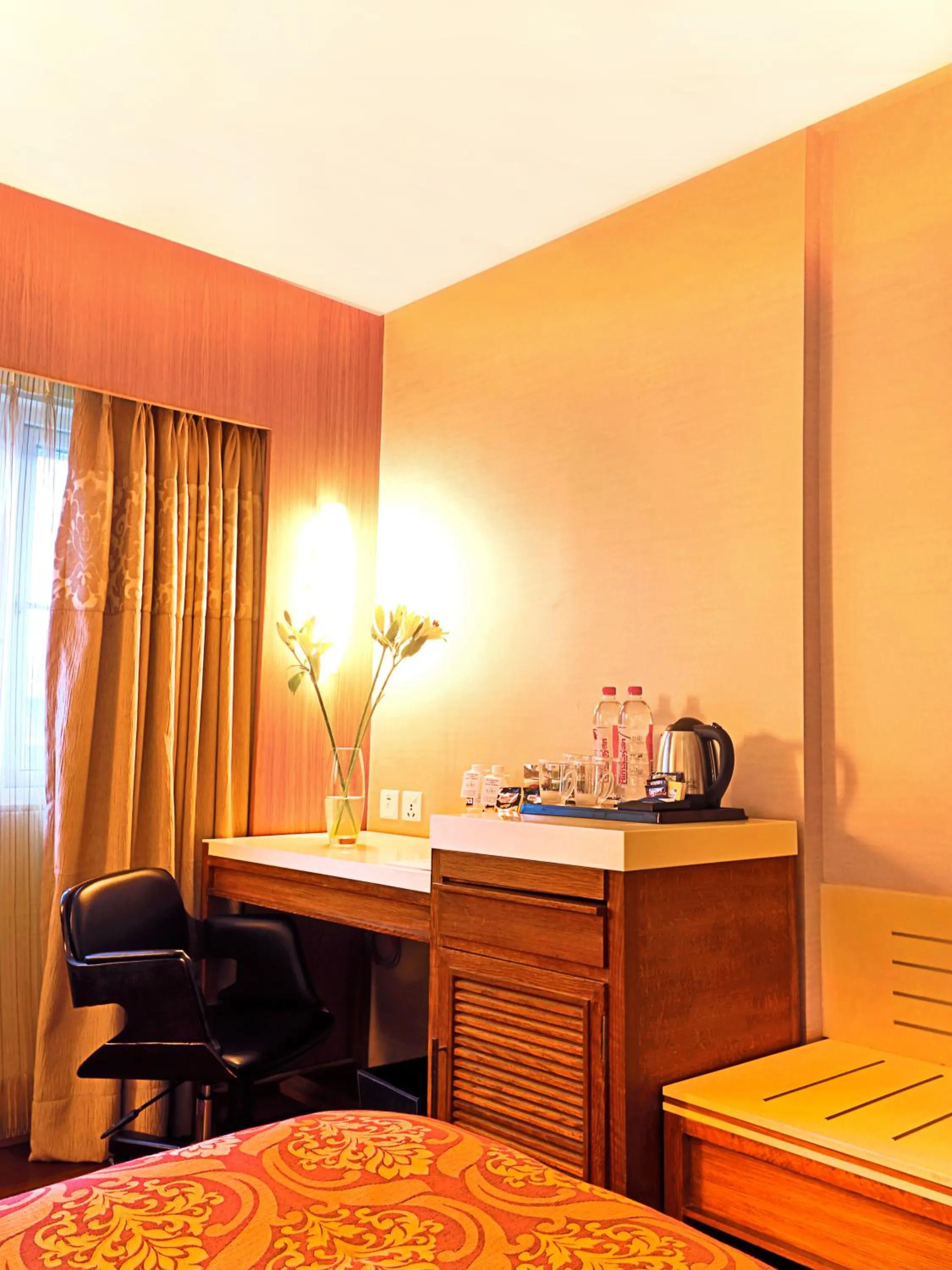 Seating area, Bed in Hotel Bawa International