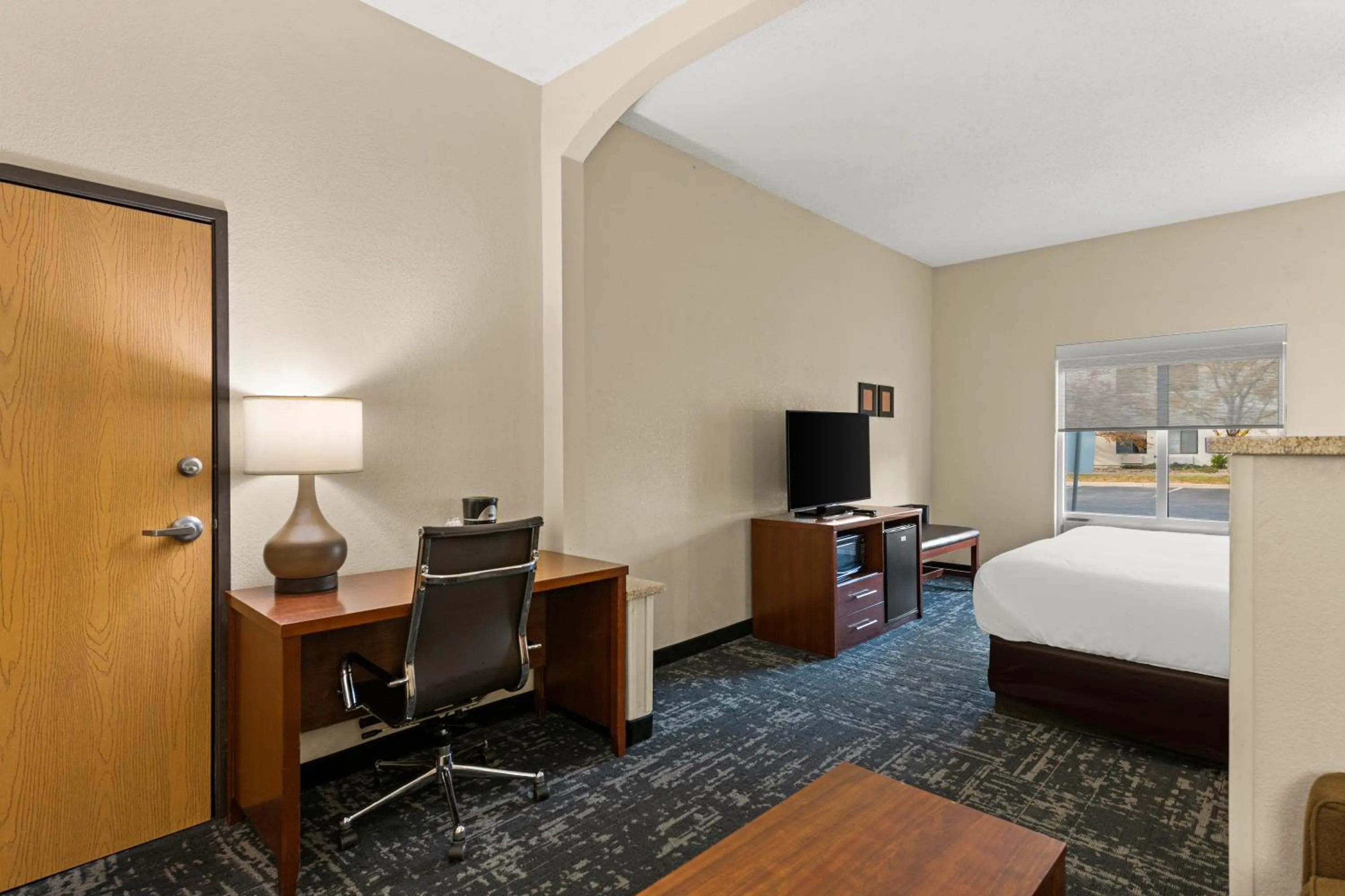 TV and multimedia, Bed in Comfort Suites Kansas City-Liberty