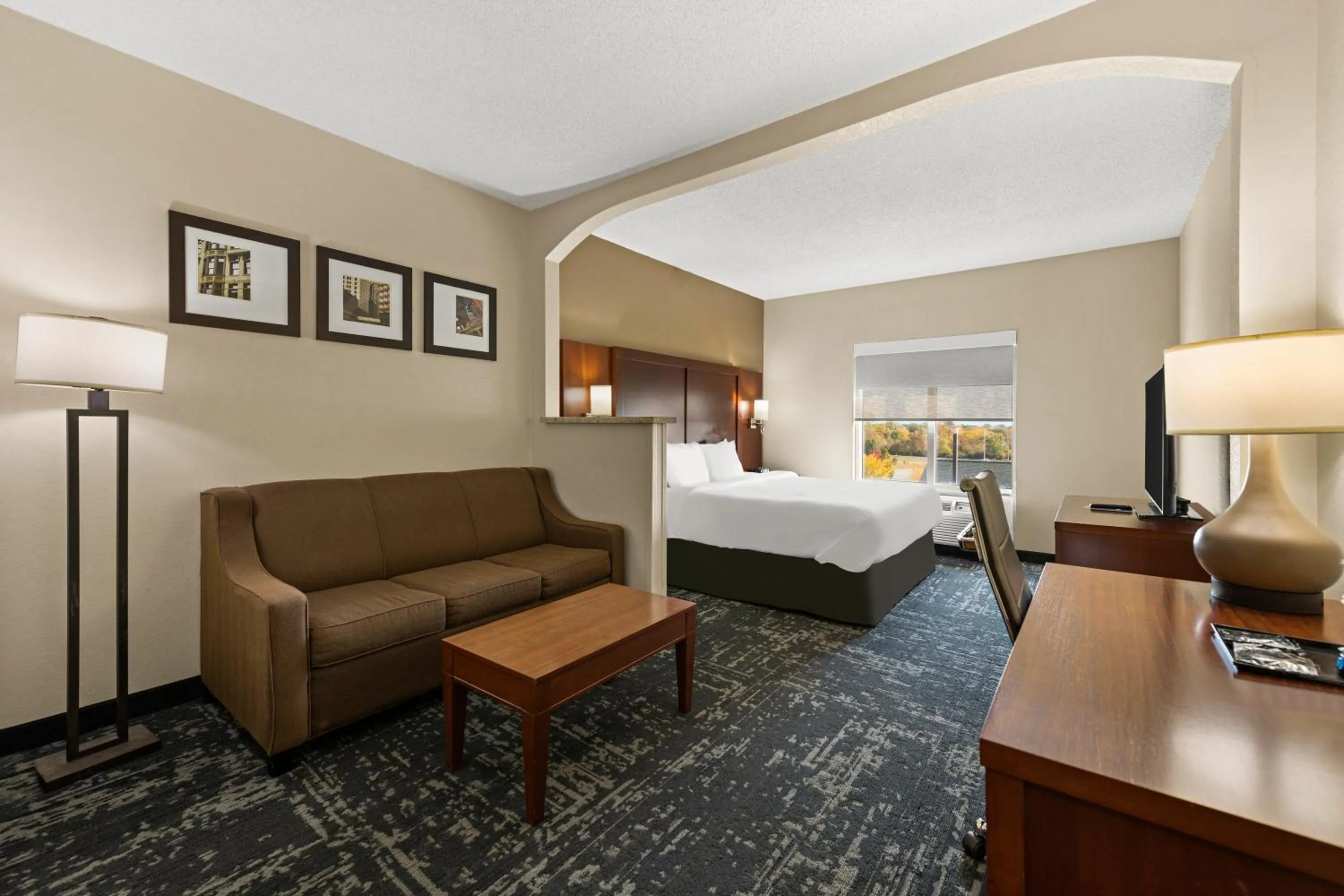 Coffee/tea facilities, Bed in Comfort Suites Kansas City-Liberty