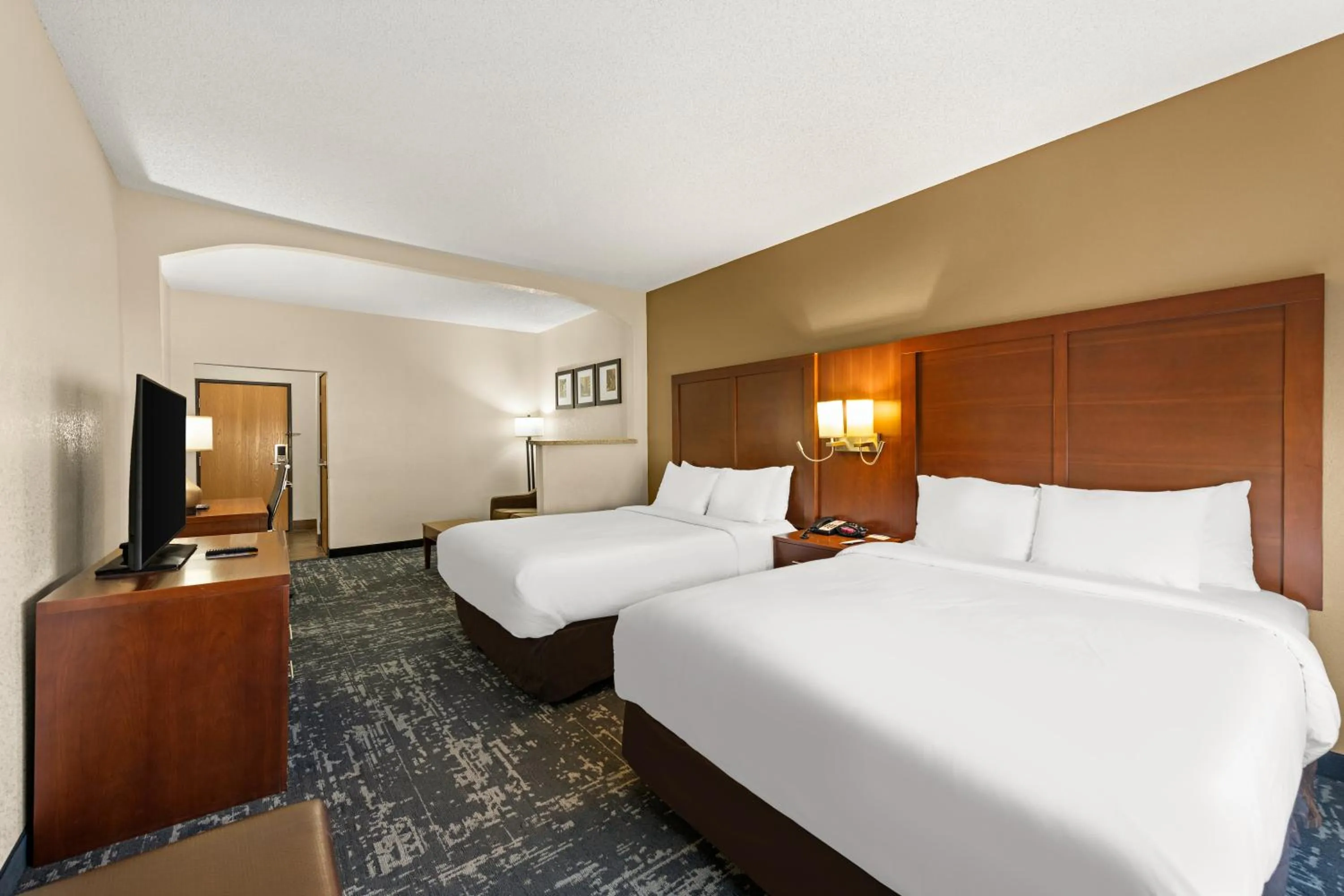 Bed in Comfort Suites Kansas City-Liberty