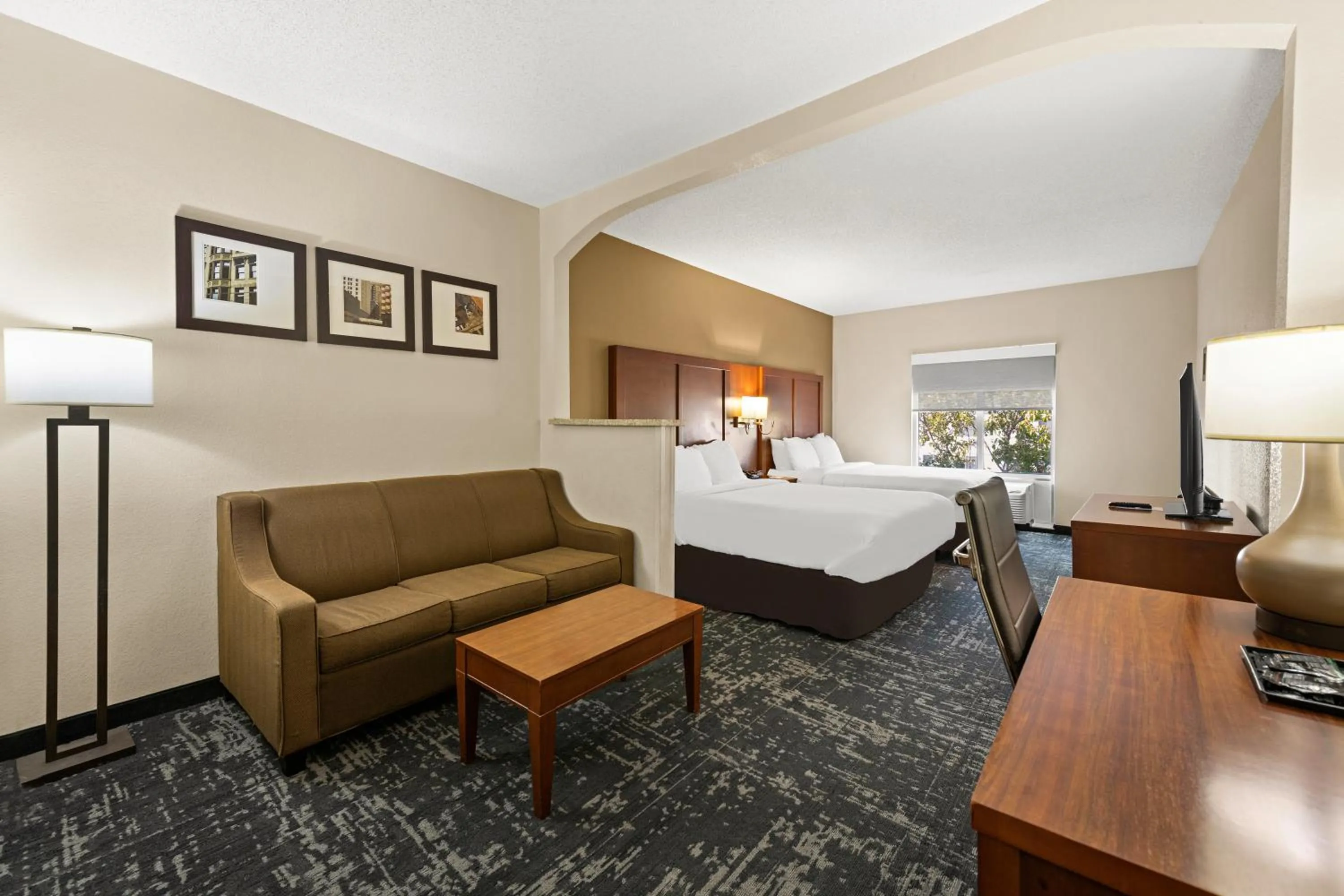 Coffee/tea facilities, Bed in Comfort Suites Kansas City-Liberty
