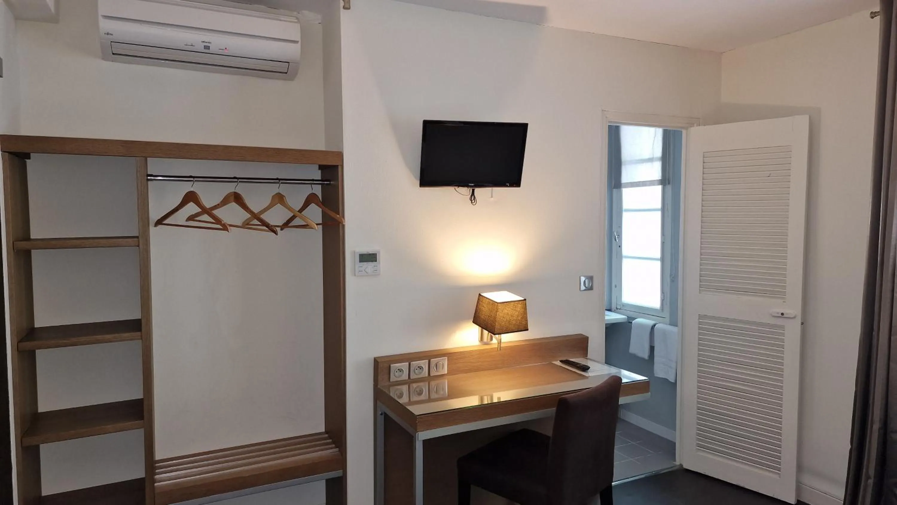 Photo of the whole room in Hotel Restaurant du Centre et du Lauragais