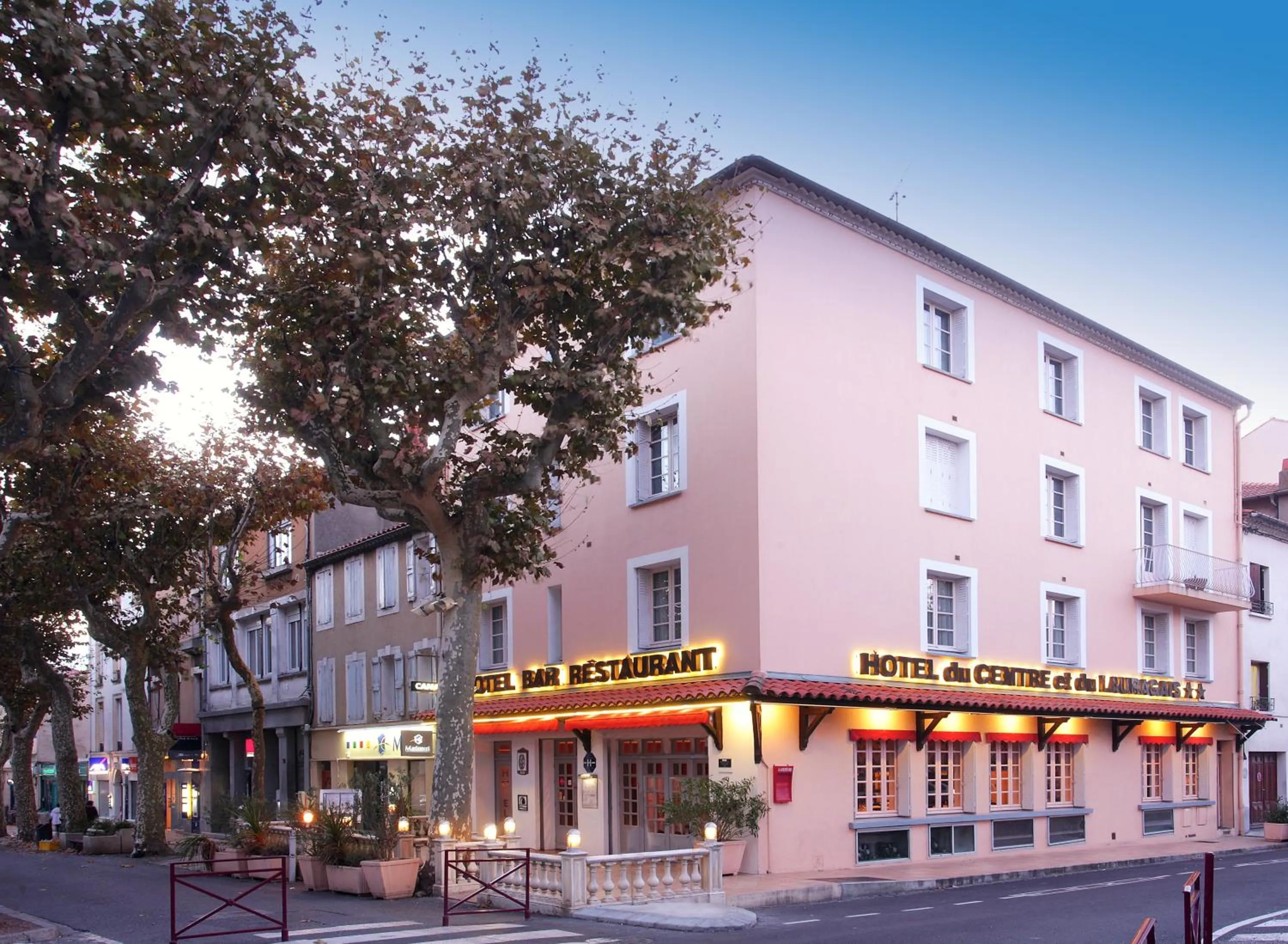 Property building in Hotel Restaurant du Centre et du Lauragais