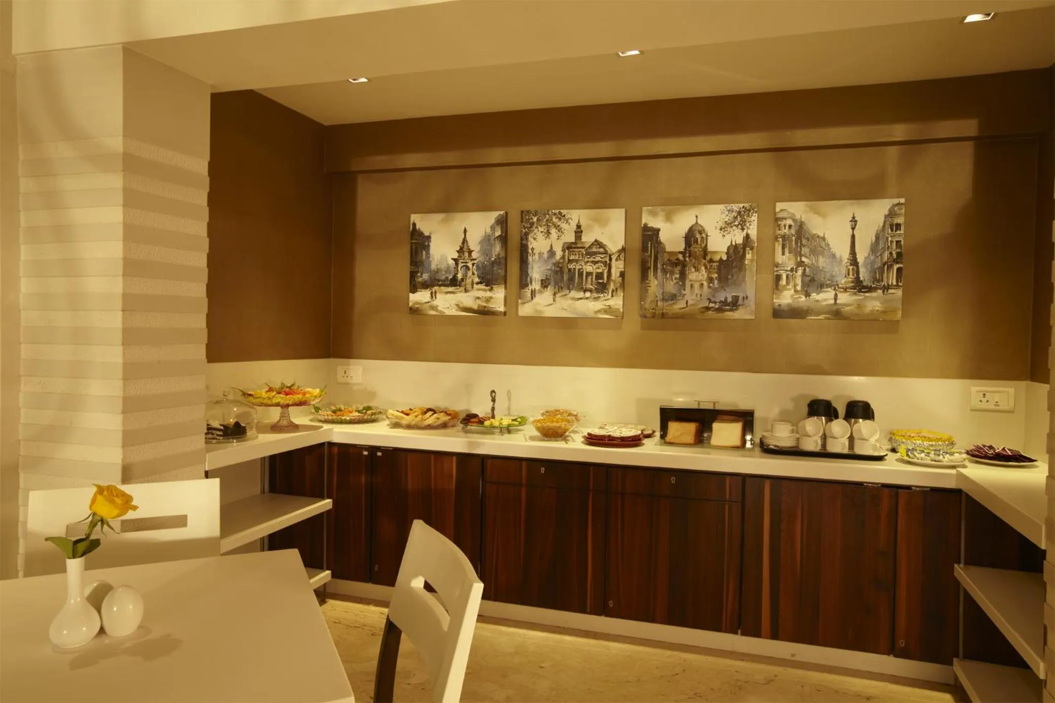 Restaurant/places to eat in Hotel Bawa Continental