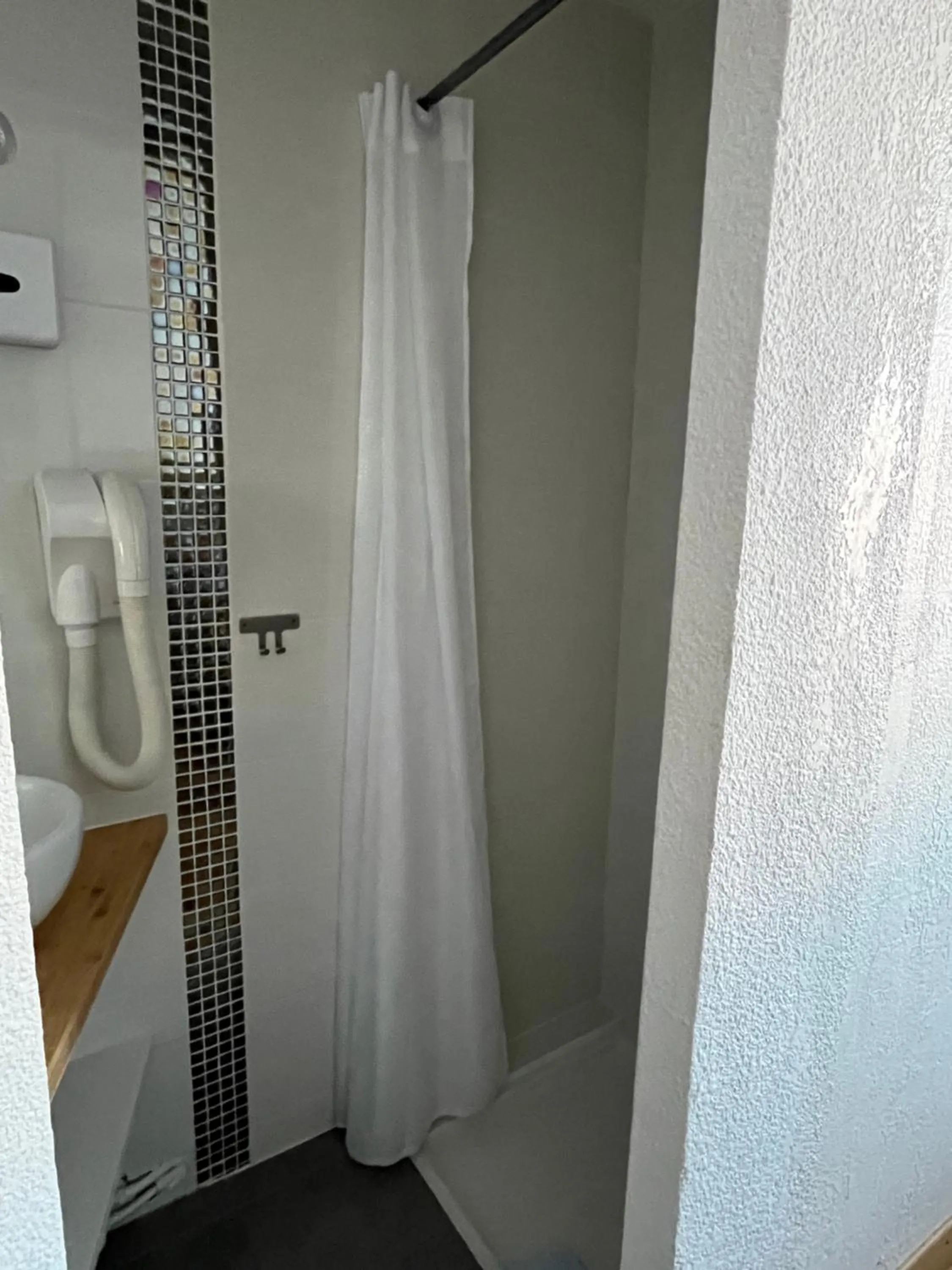 Shower in Hotel Saint Georges, Face à la mer