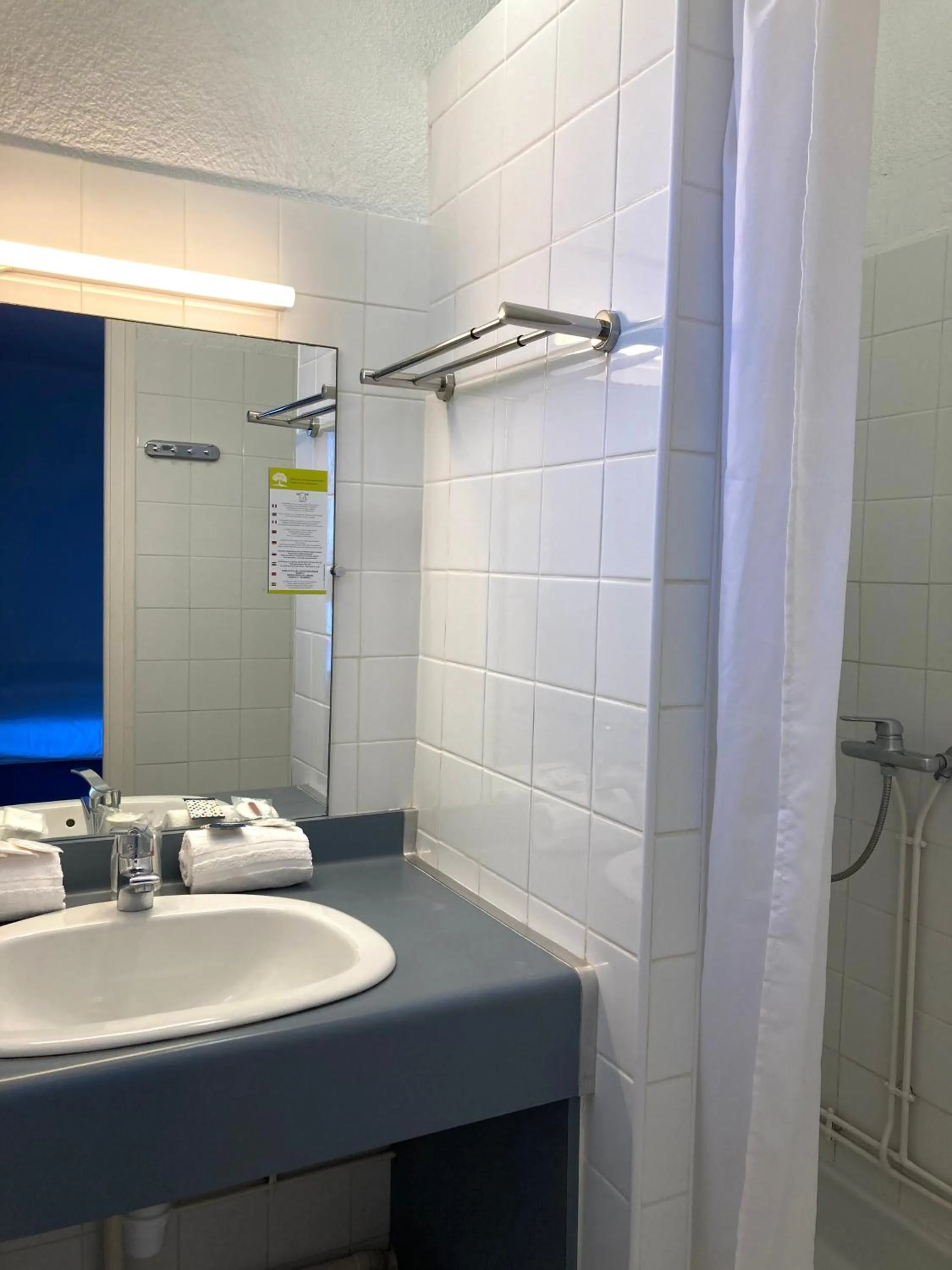 Shower in Hotel Saint Georges, Face à la mer