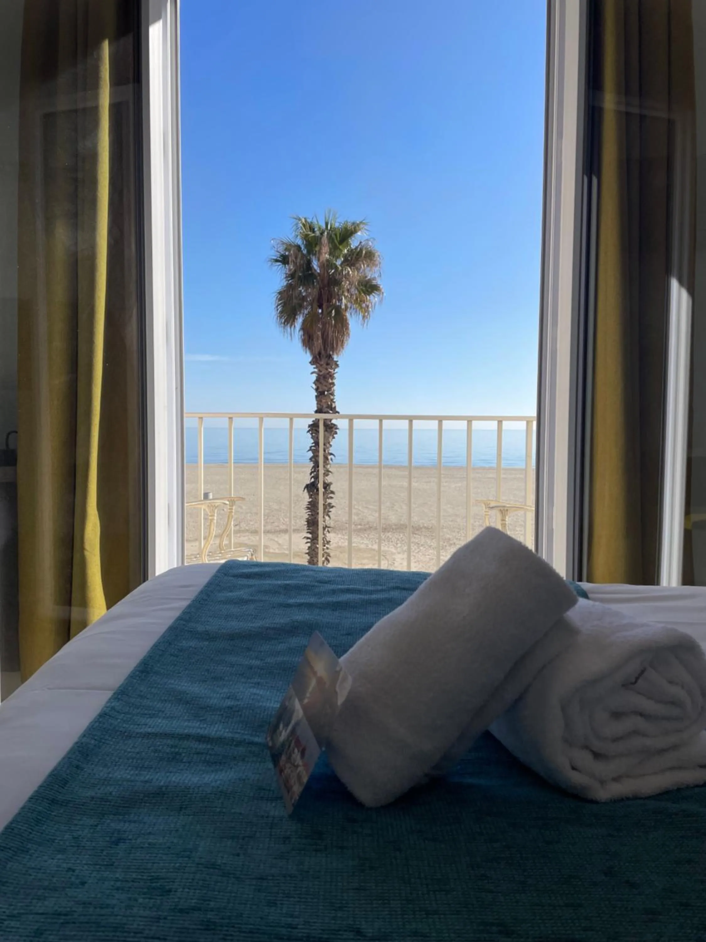 Bed in Hotel Saint Georges, Face à la mer