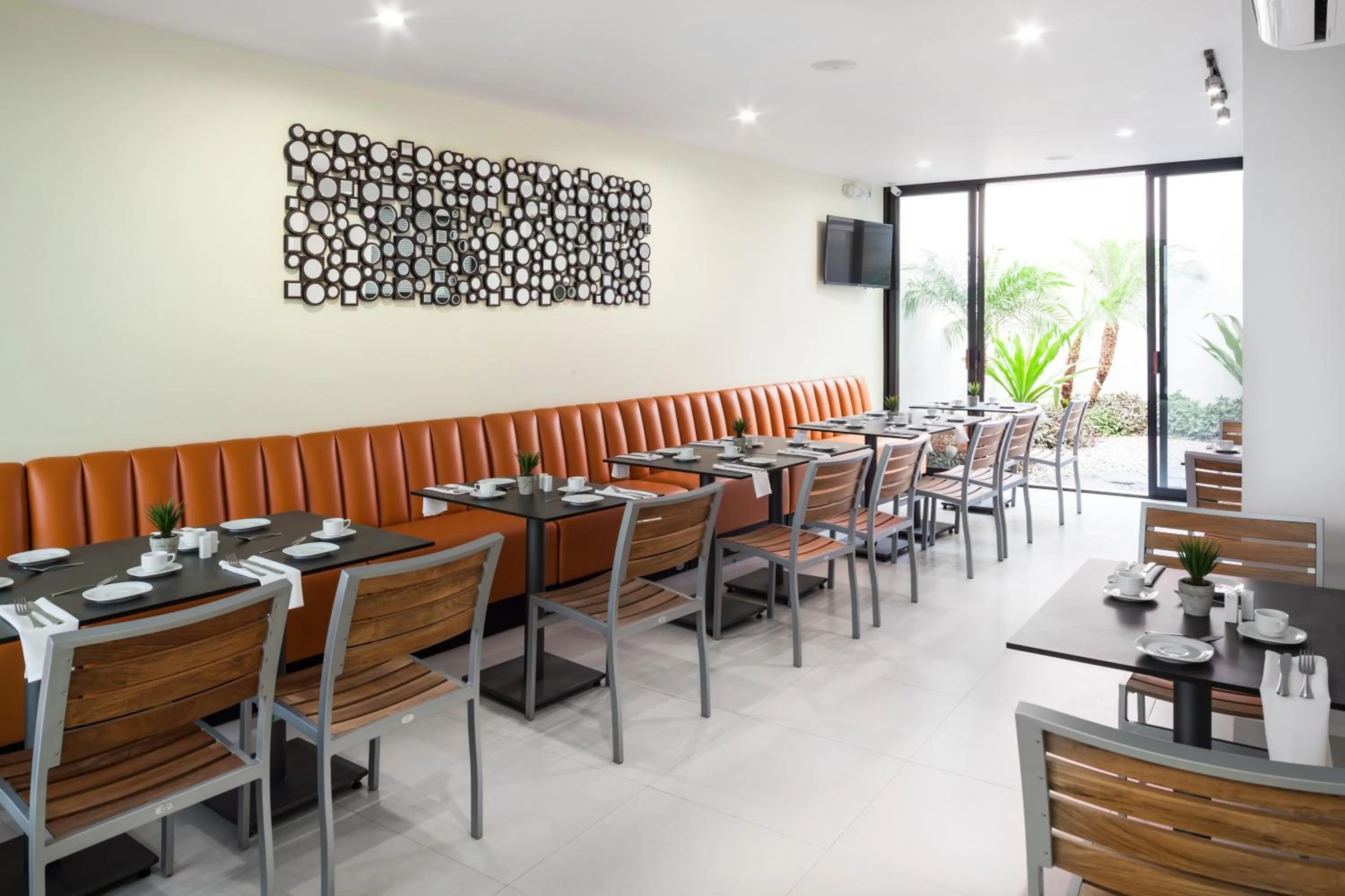 Restaurant/places to eat in Real 1900