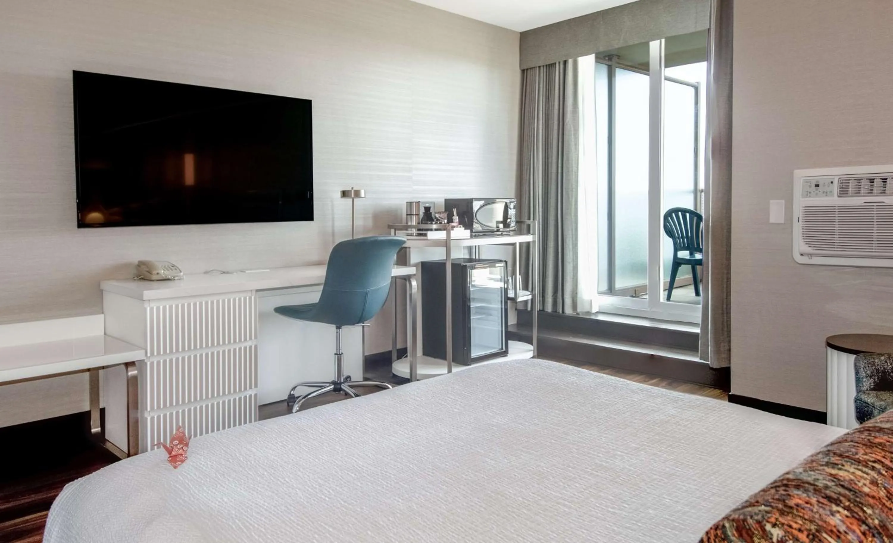 Bedroom, Bed in Coast Victoria Hotel & Marina by APA