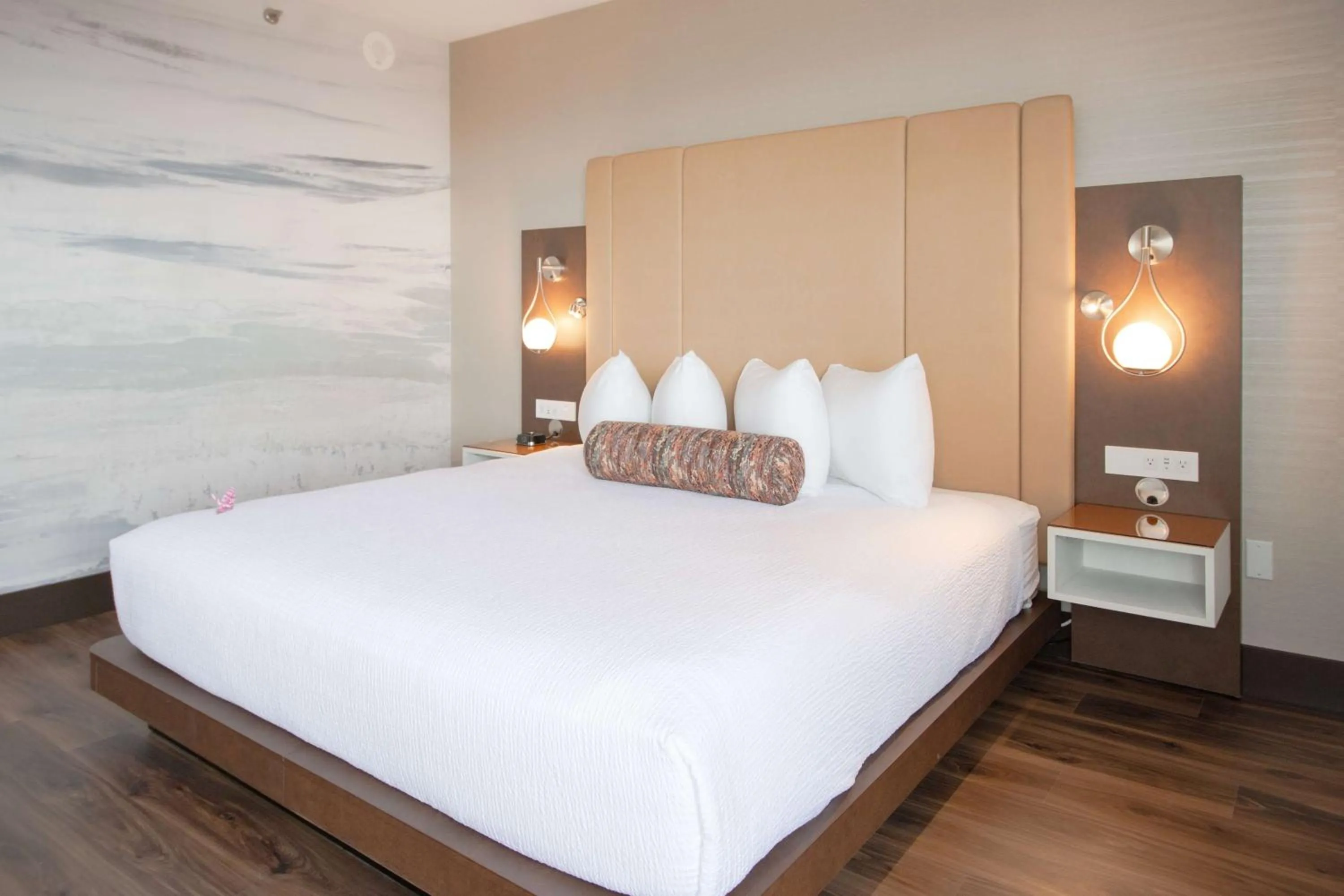 Bedroom, Bed in Coast Victoria Hotel & Marina by APA