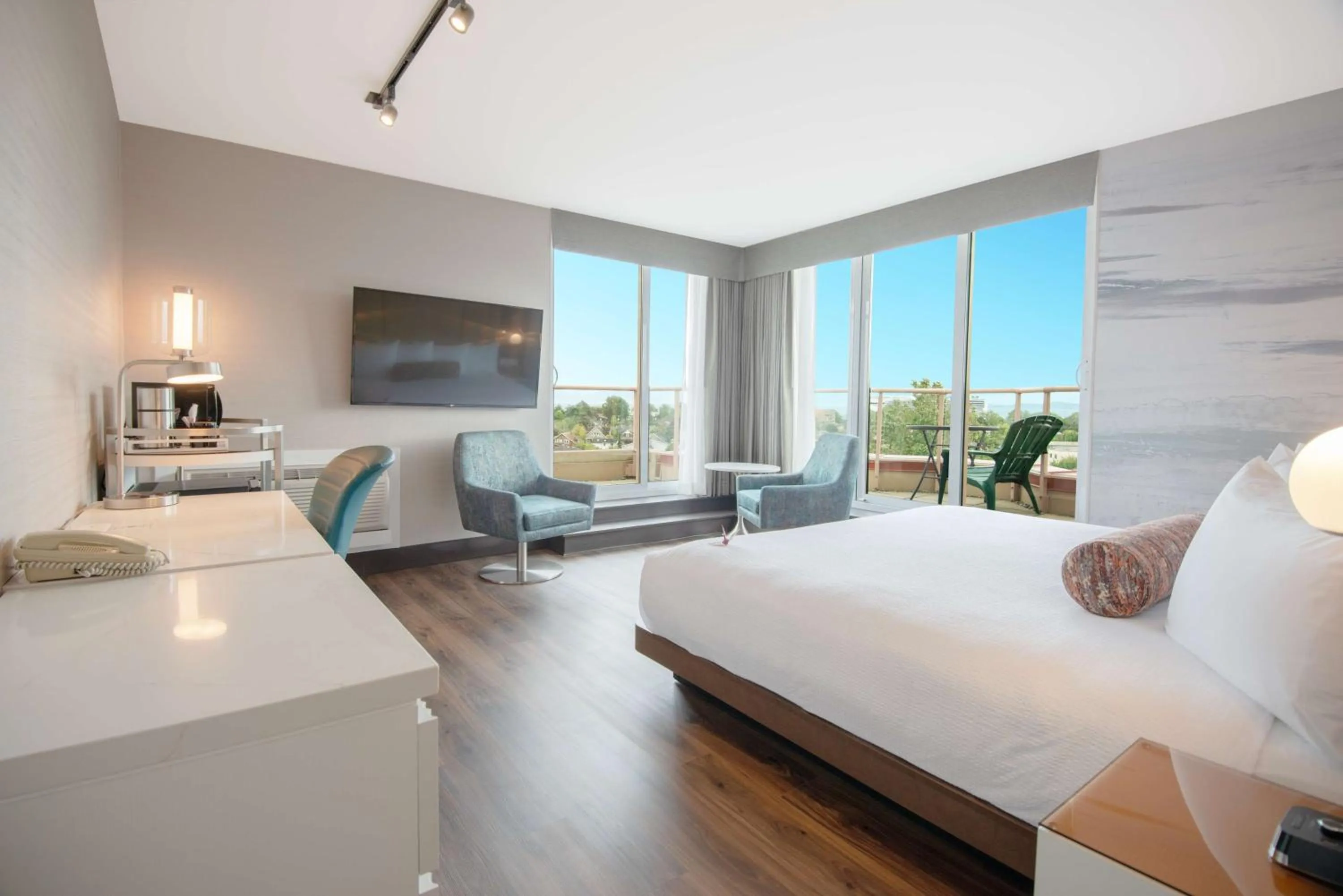 Bedroom, Bed in Coast Victoria Hotel & Marina by APA