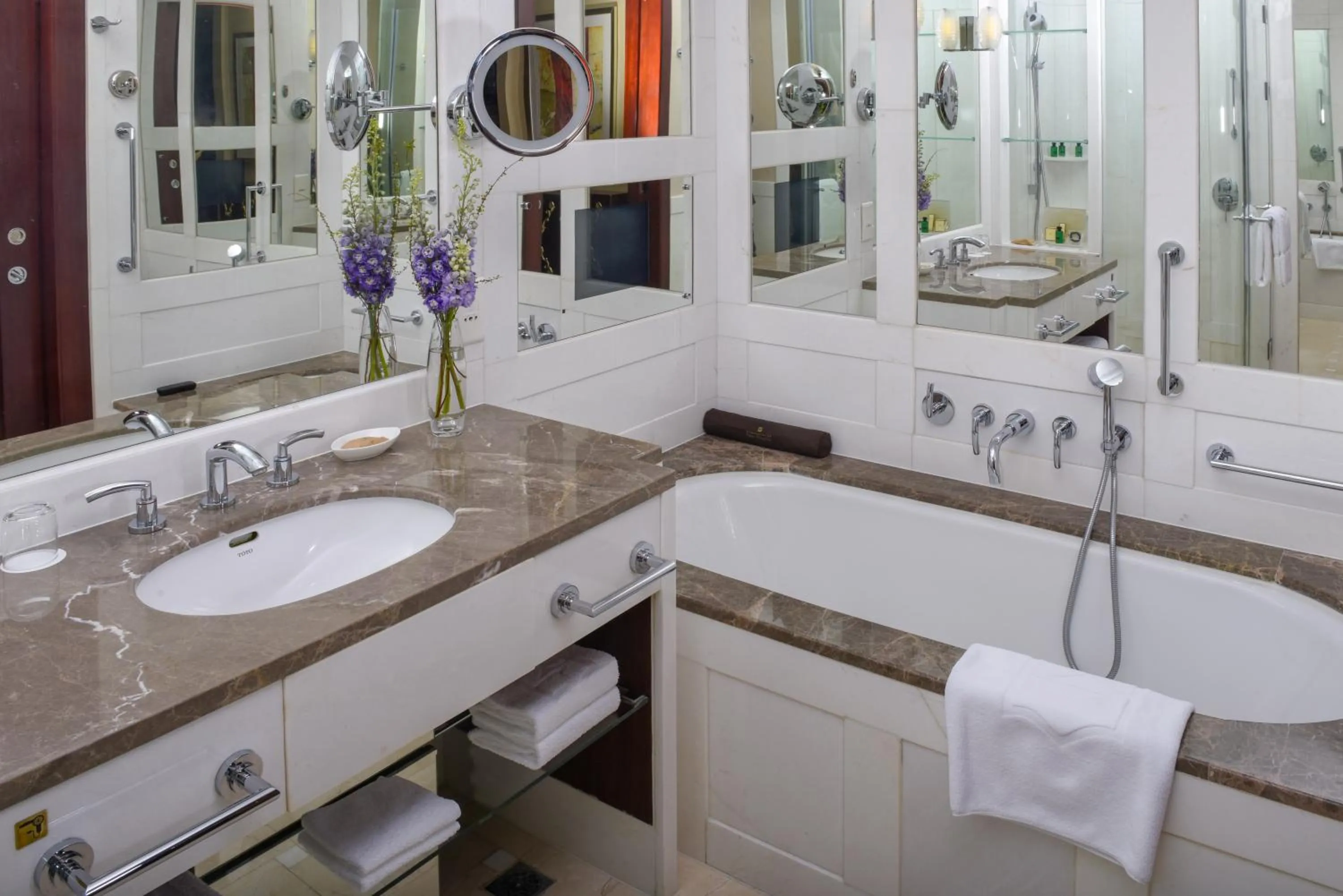 Bathroom in Futian Shangri-La, Shenzhen